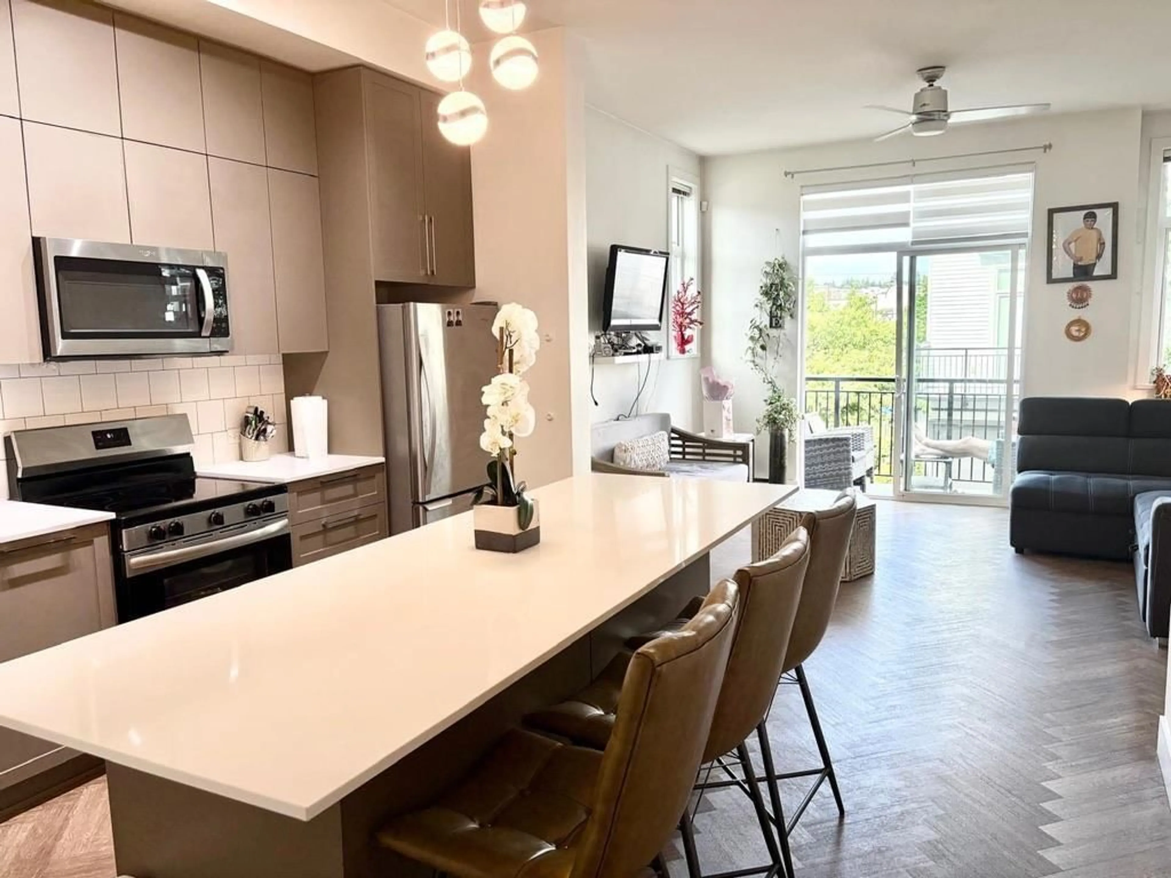 Open concept kitchen, ceramic/tile floor for 103 - 17578 57A AVENUE, Surrey British Columbia V3S7V2