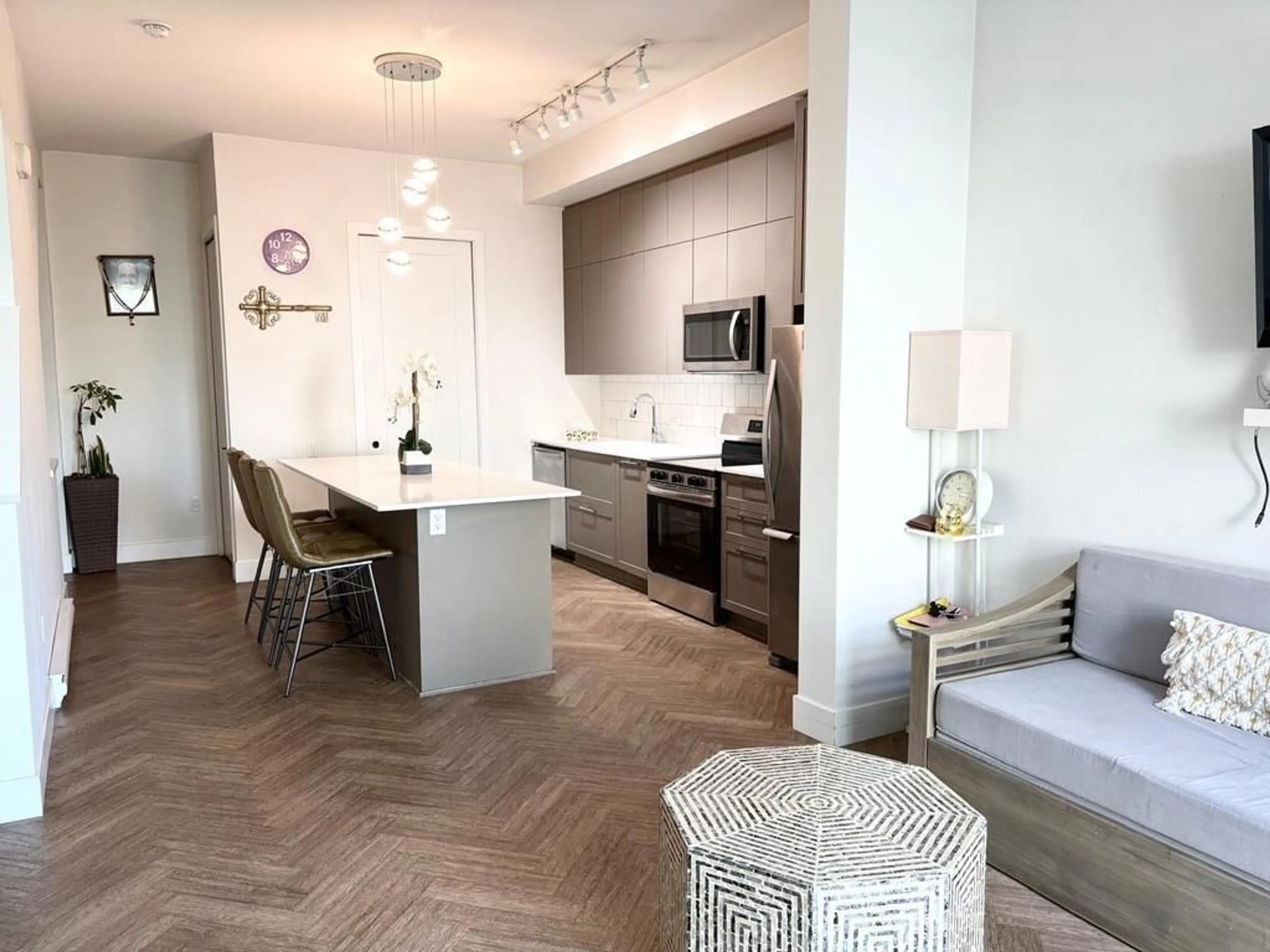 Open concept kitchen, unknown for 103 - 17578 57A AVENUE, Surrey British Columbia V3S7V2