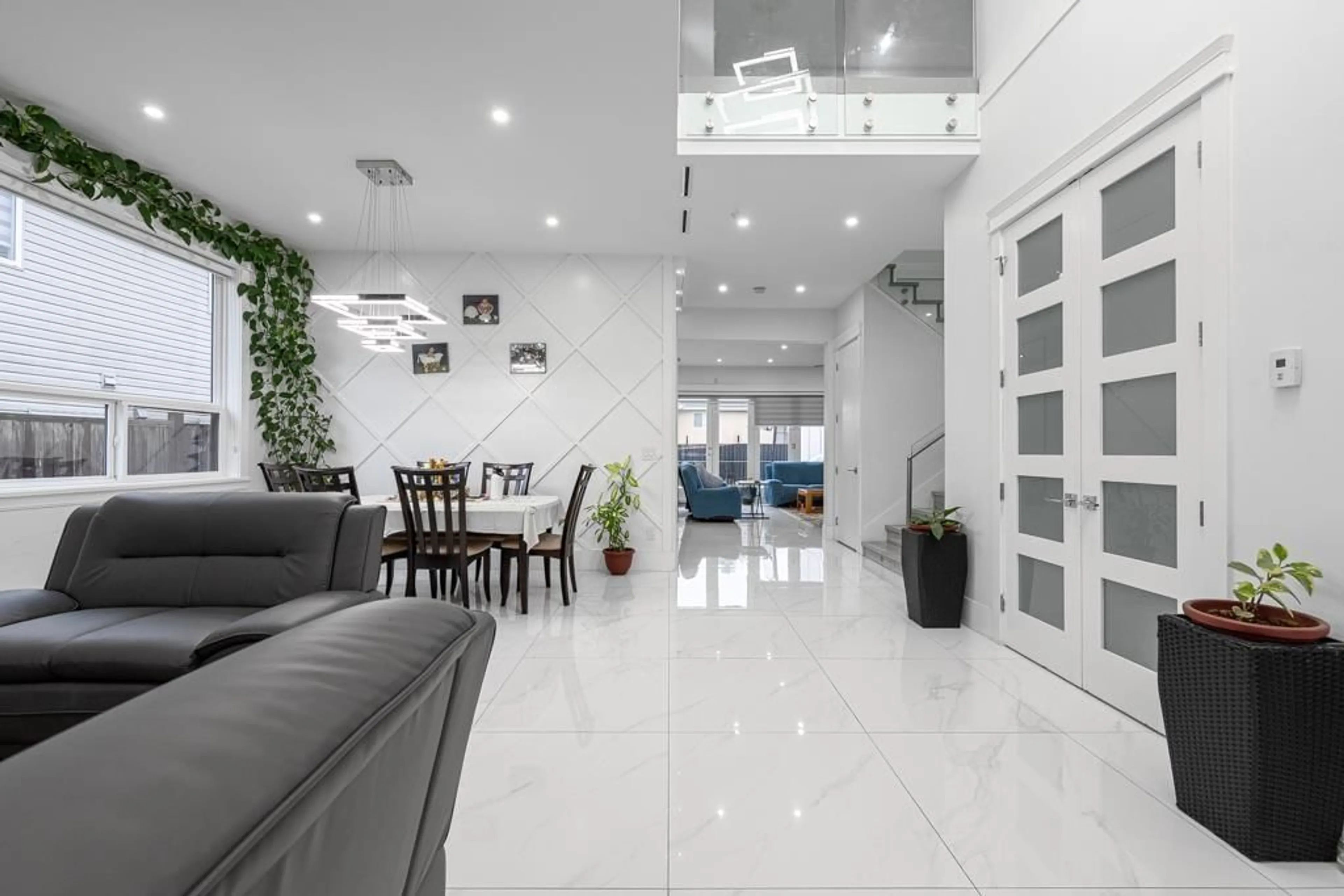 Indoor foyer for 13306 90 AVENUE, Surrey British Columbia V3V1C1