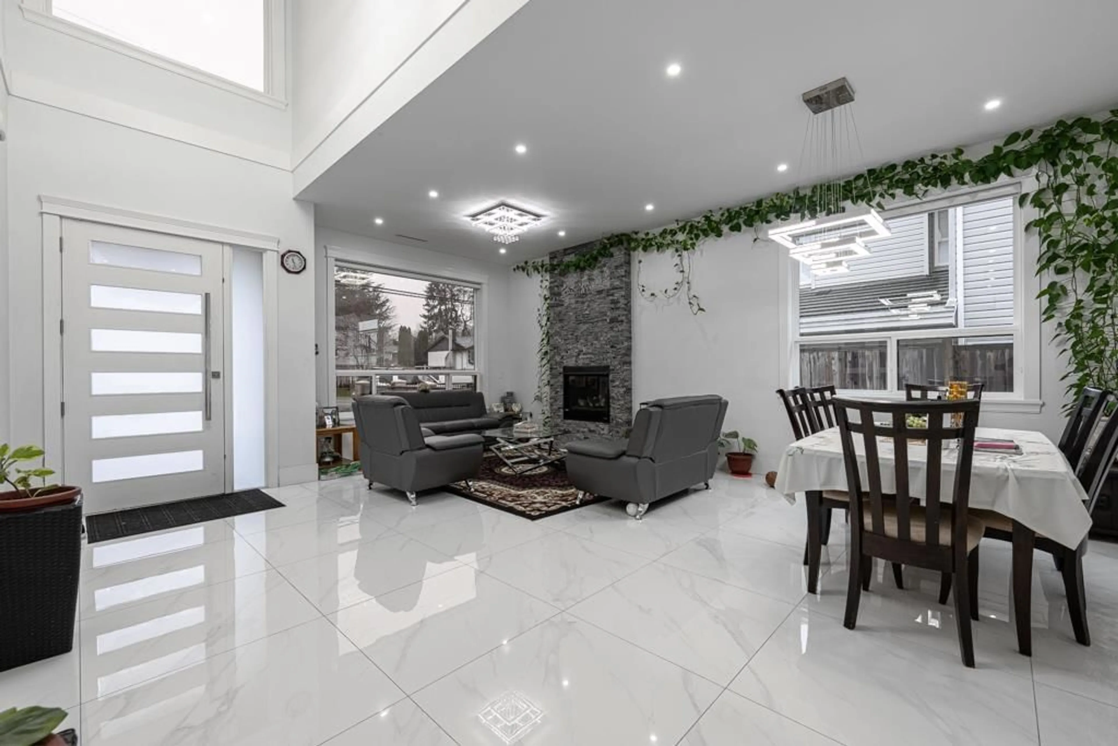 Lobby for 13306 90 AVENUE, Surrey British Columbia V3V1C1