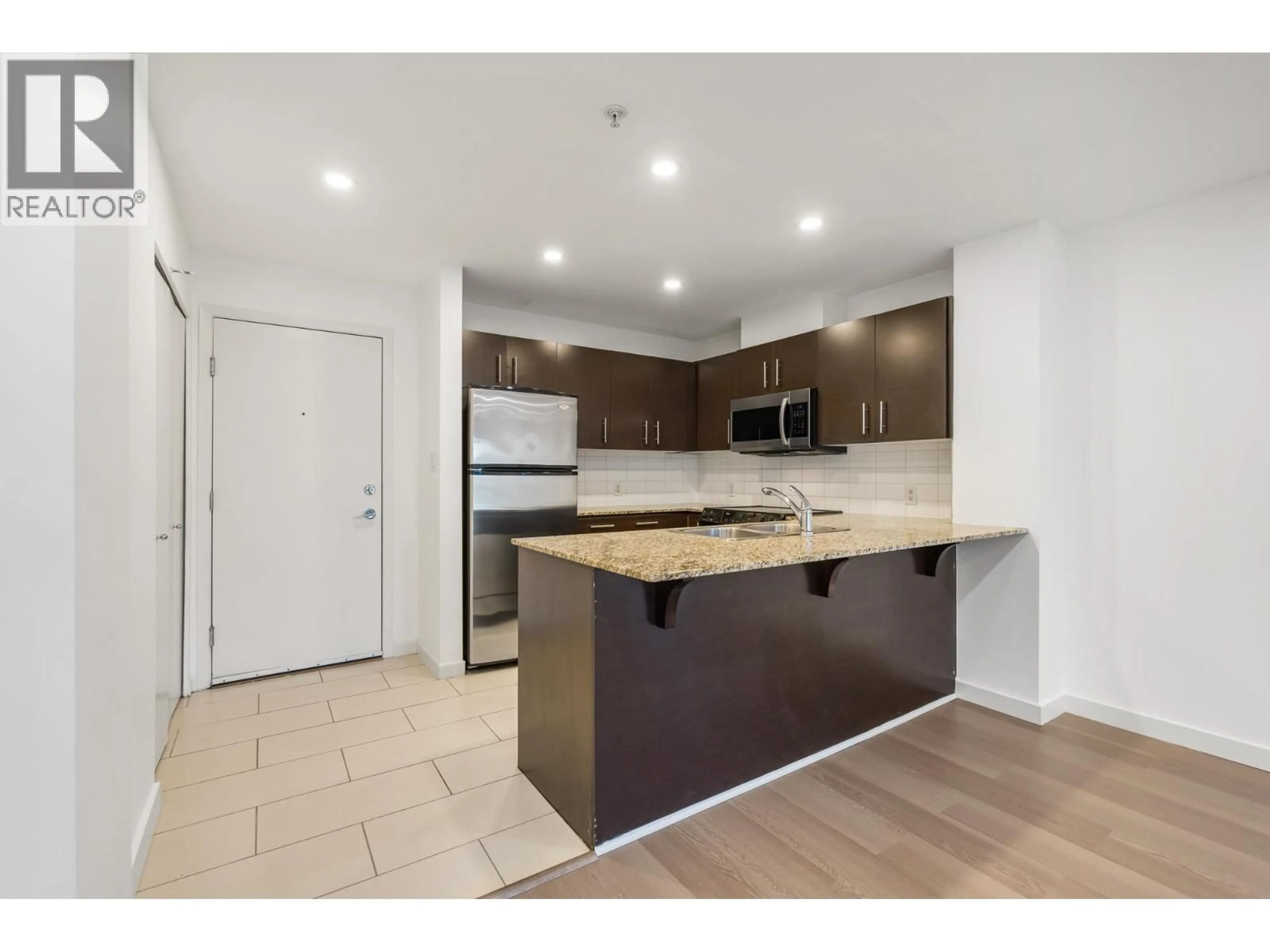 Standard kitchen, unknown for 215 - 11665 HANEY, Maple Ridge British Columbia V2X8W9