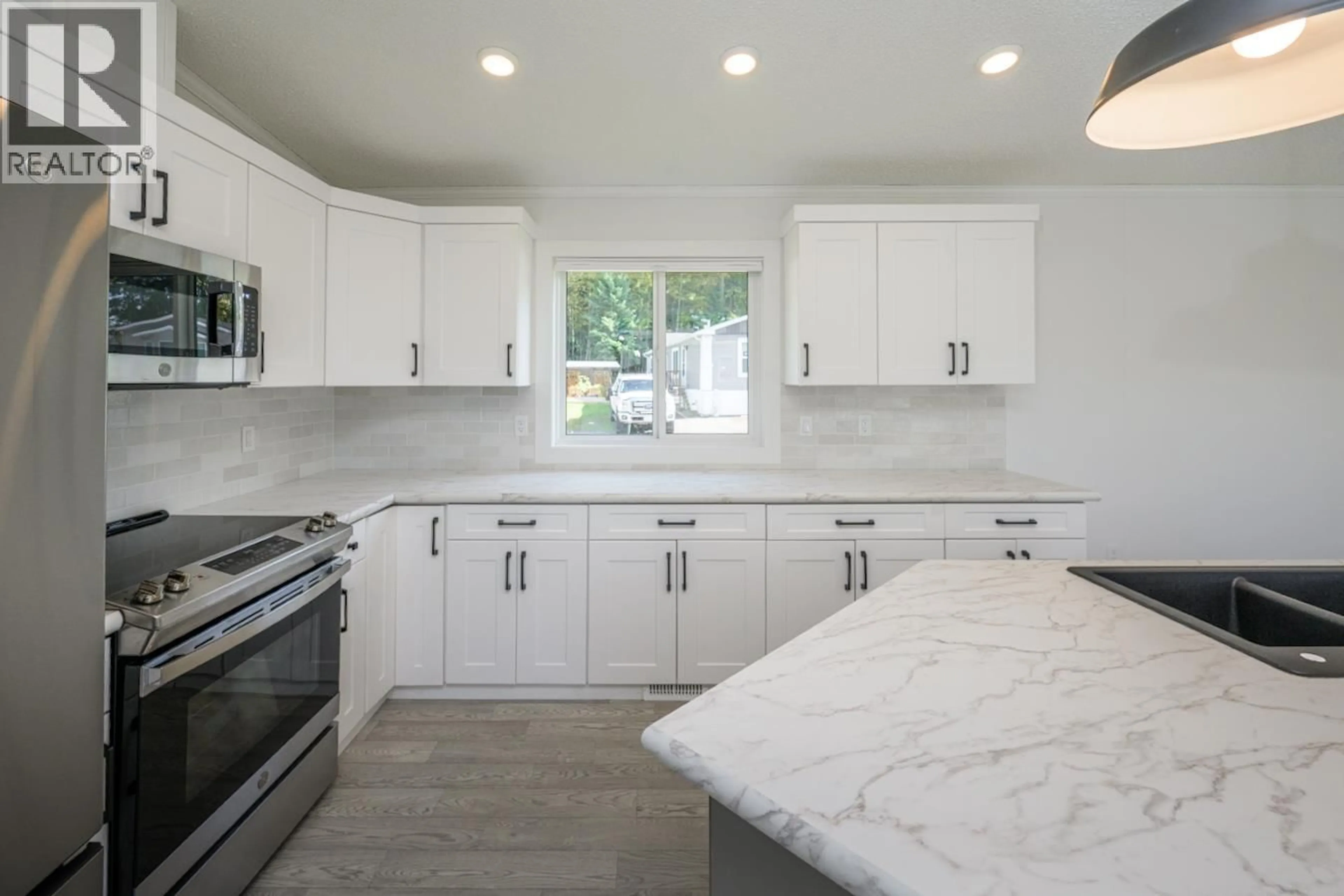 Contemporary kitchen, ceramic/tile floor for 11 - 5164 HART HIGHWAY, Prince George British Columbia V2K3A1