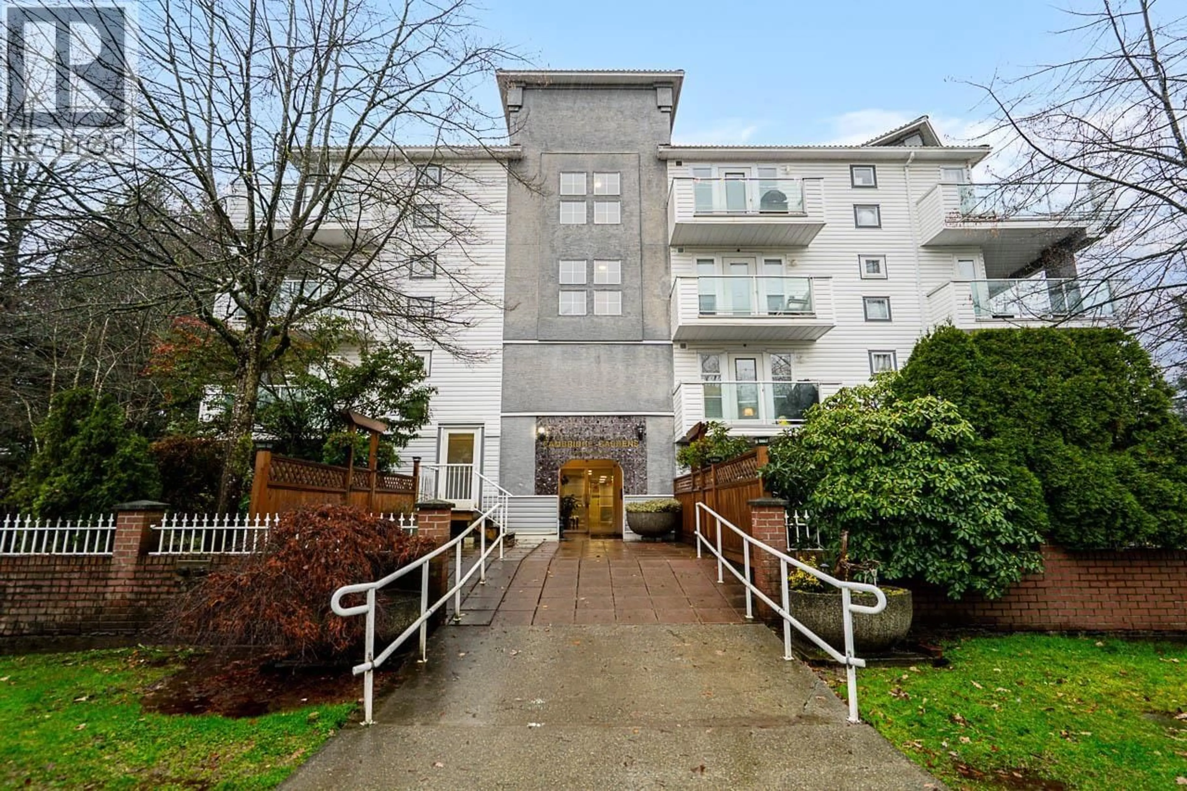 Indoor foyer for 203 - 2983 CAMBRIDGE STREET, Port Coquitlam British Columbia V3B7N7