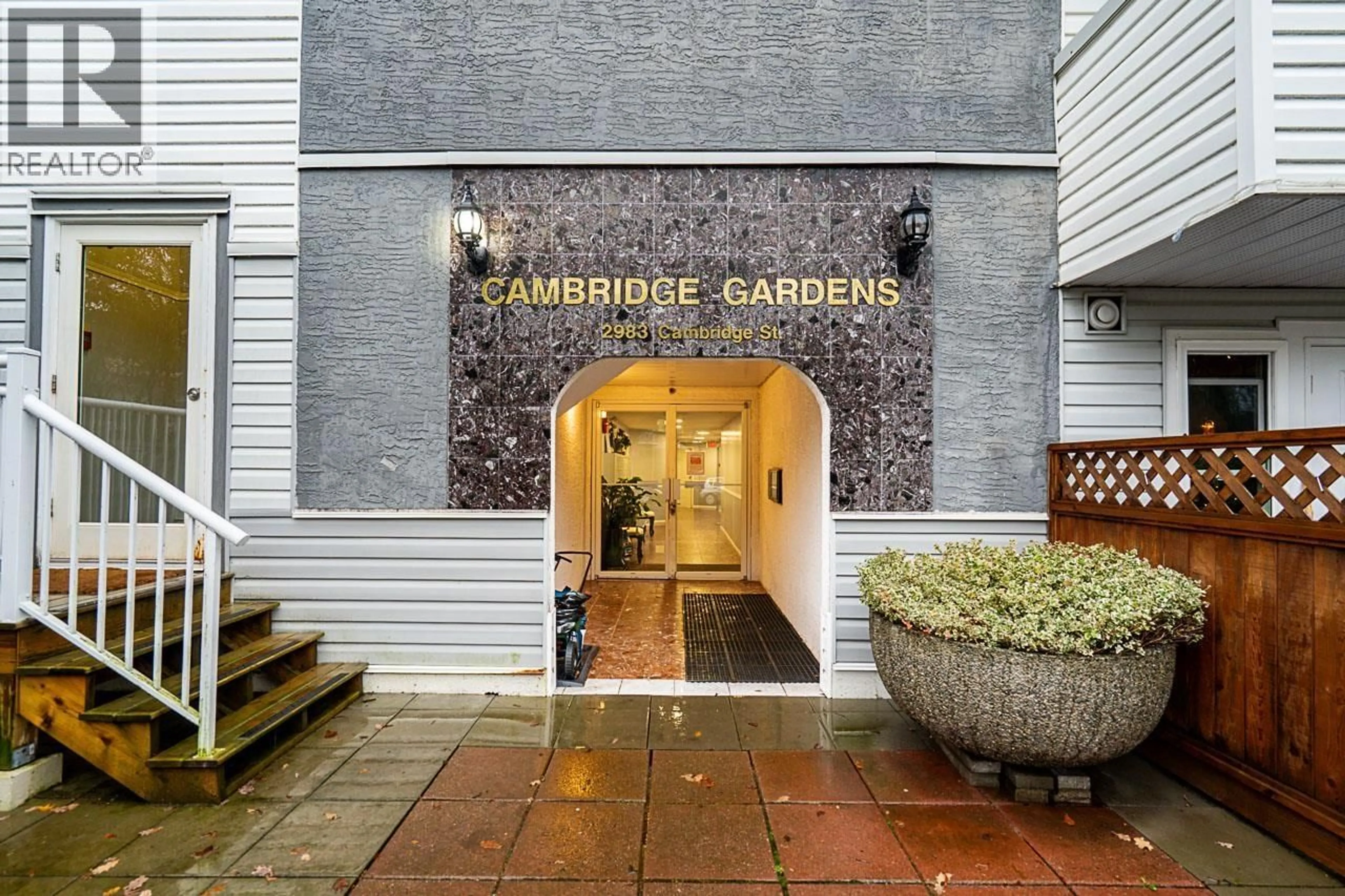 Indoor foyer for 203 - 2983 CAMBRIDGE STREET, Port Coquitlam British Columbia V3B7N7