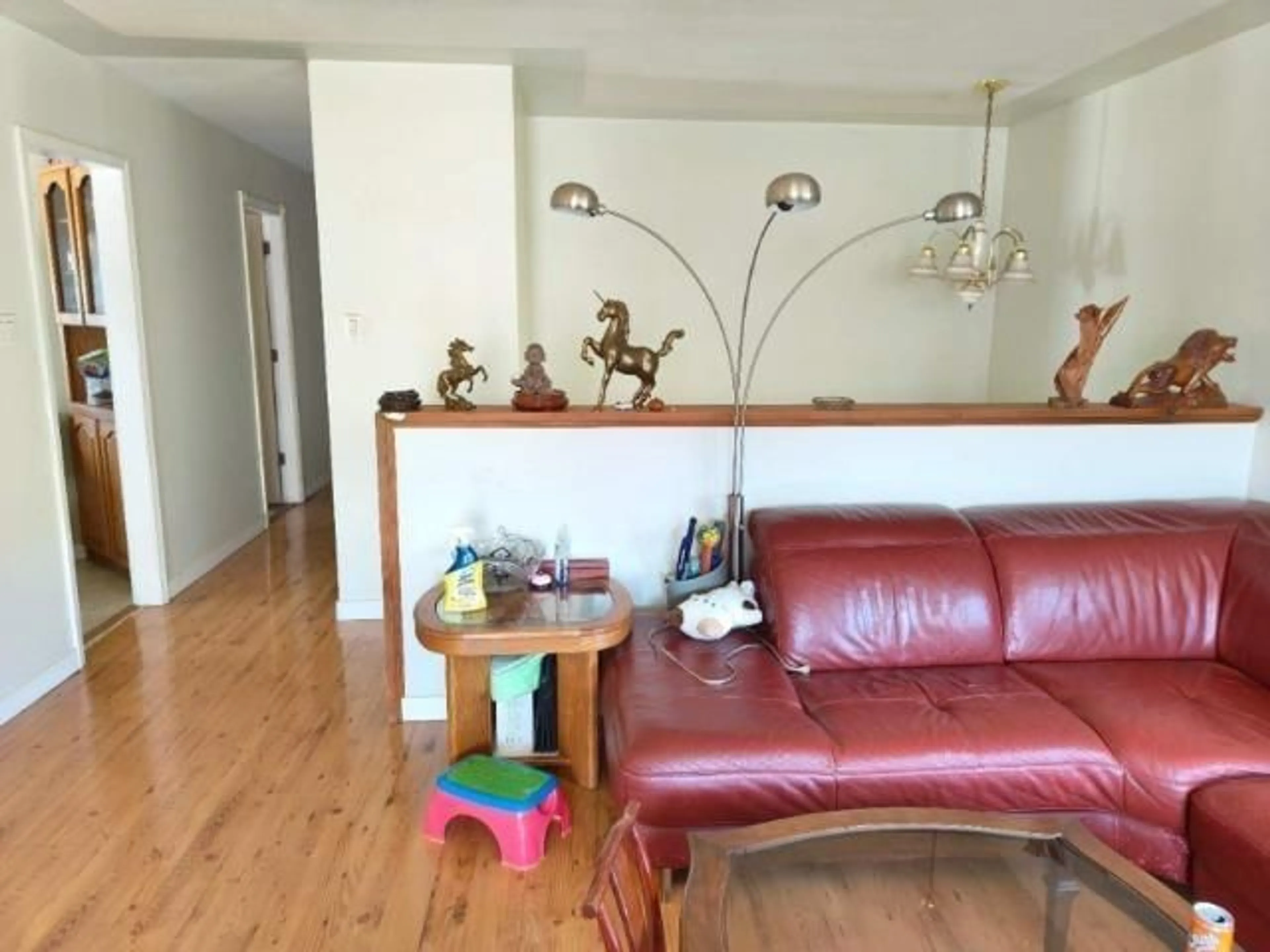 Living room with furniture, wood/laminate floor for 4165 STEWART ROAD, Yarrow British Columbia V2R5G6