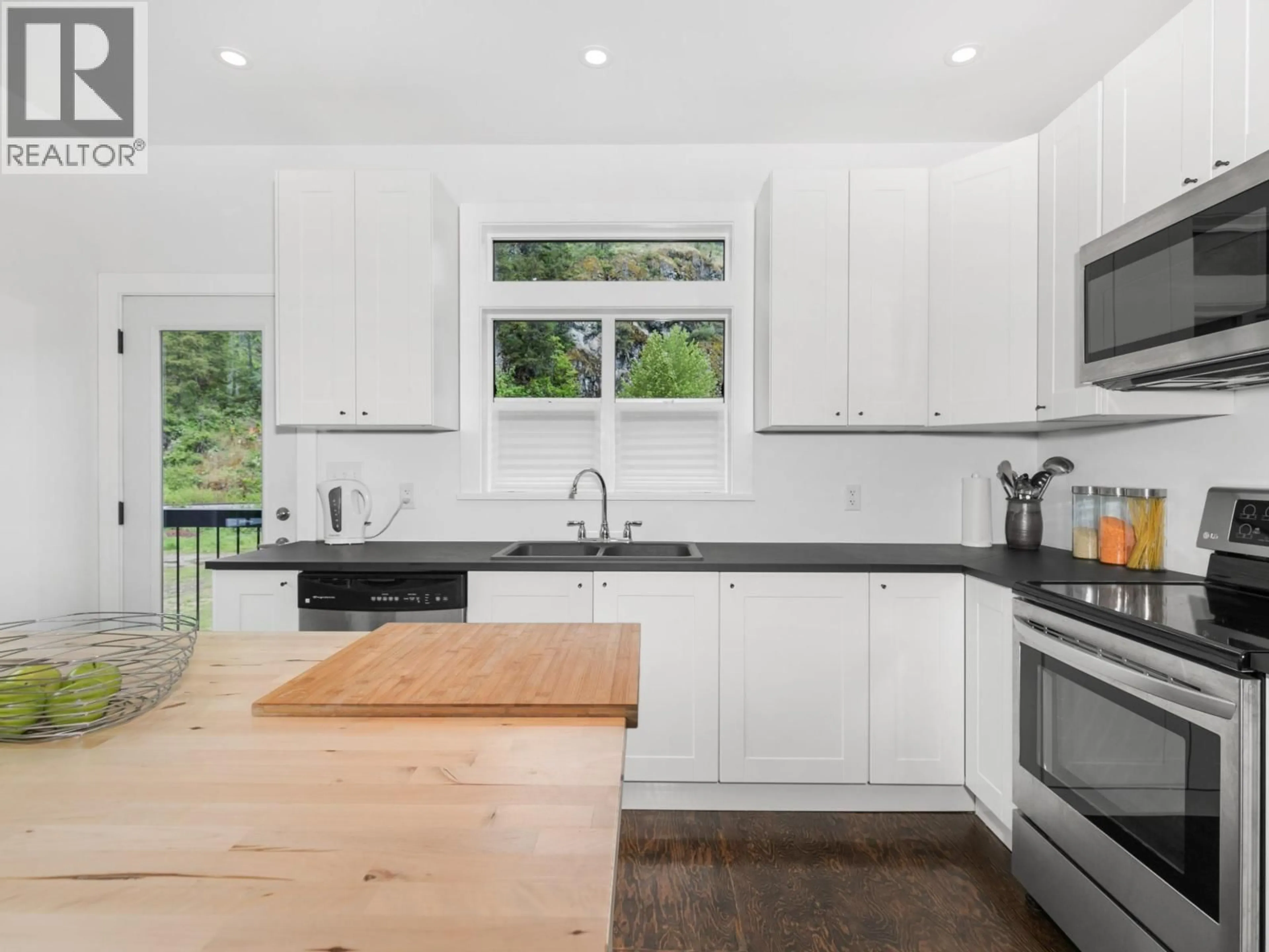 Open concept kitchen, unknown for 1926 STONECUTTER PLACE, Pemberton British Columbia V0N2L0