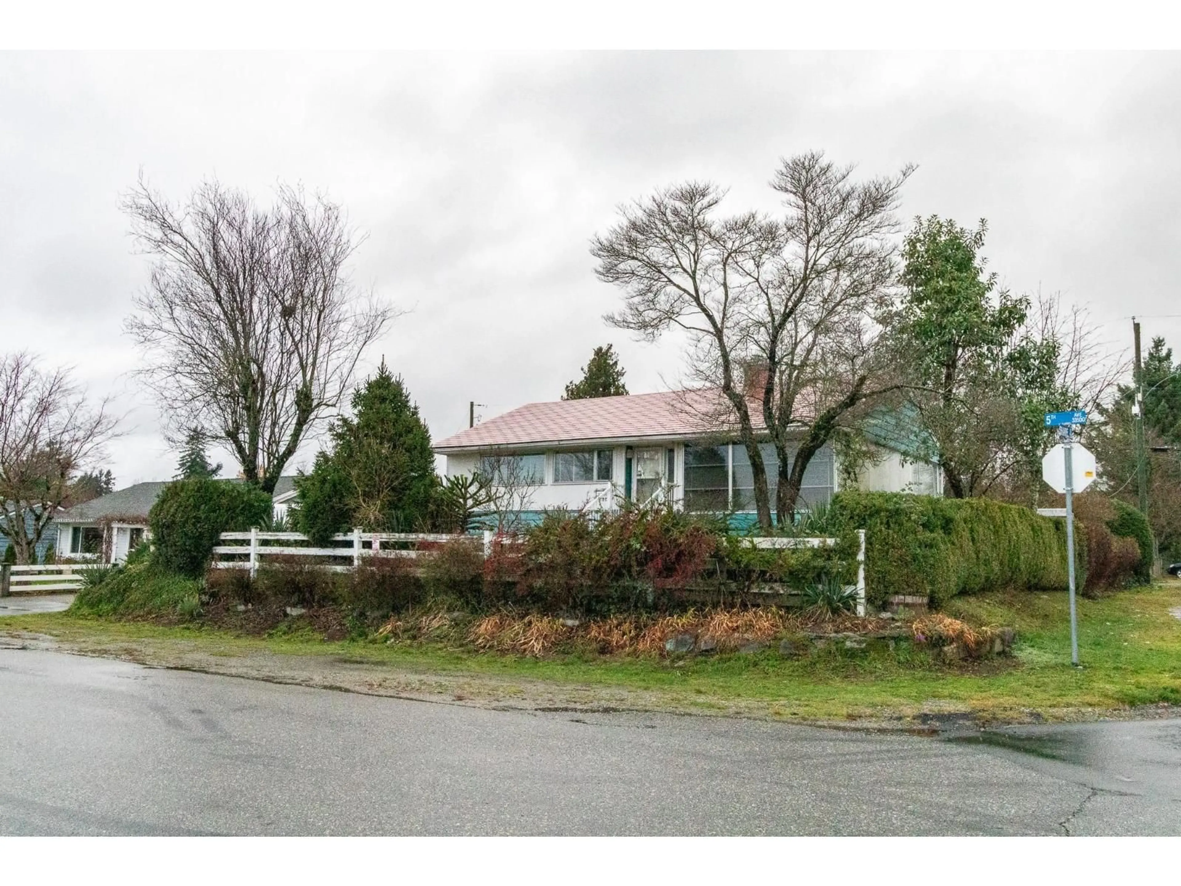 A pic from outside/outdoor area/front of a property/back of a property/a pic from drone, street for 33569 5TH AVENUE, Mission British Columbia V2V1W7