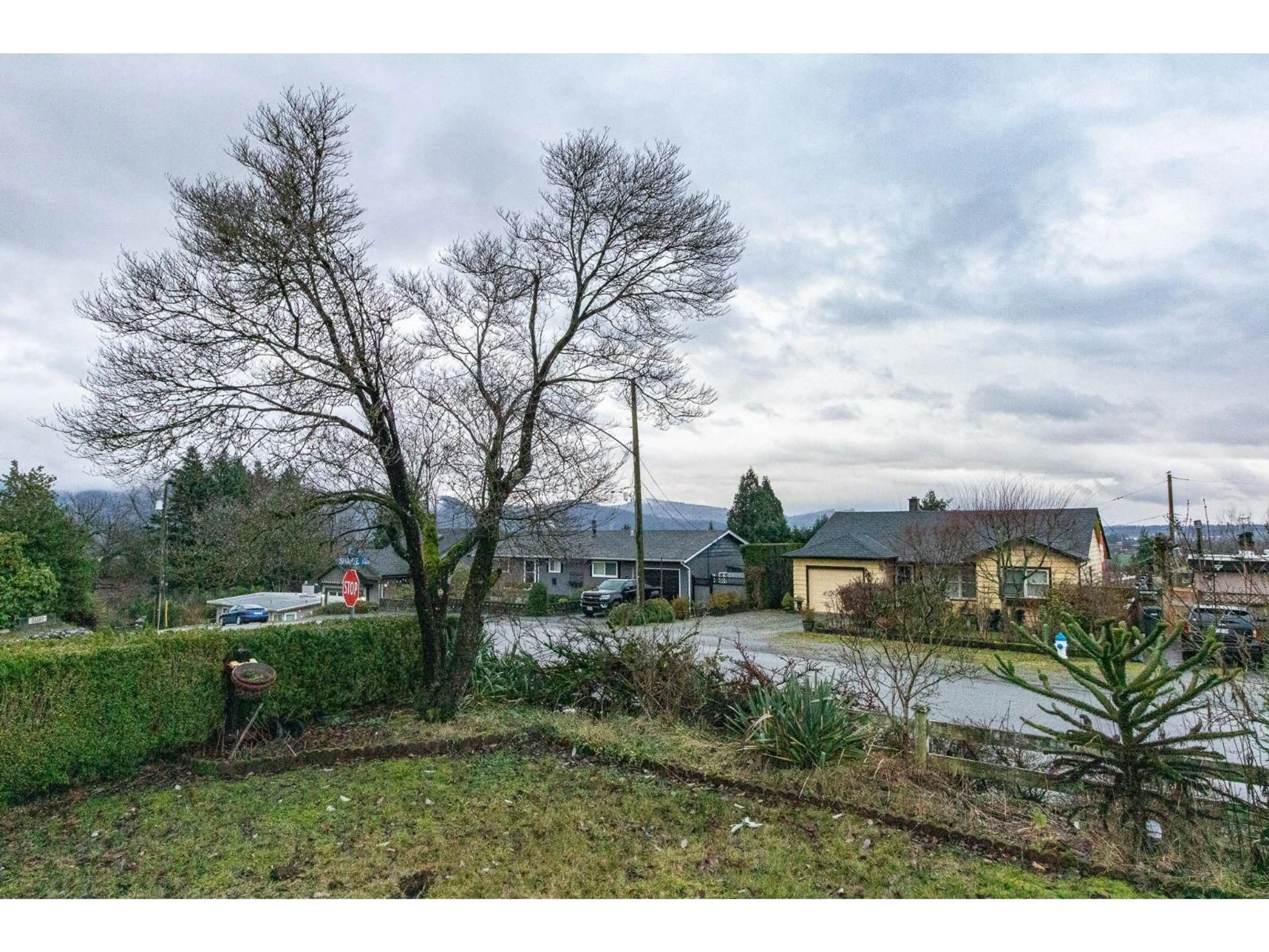 A pic from outside/outdoor area/front of a property/back of a property/a pic from drone, mountain view for 33569 5TH AVENUE, Mission British Columbia V2V1W7