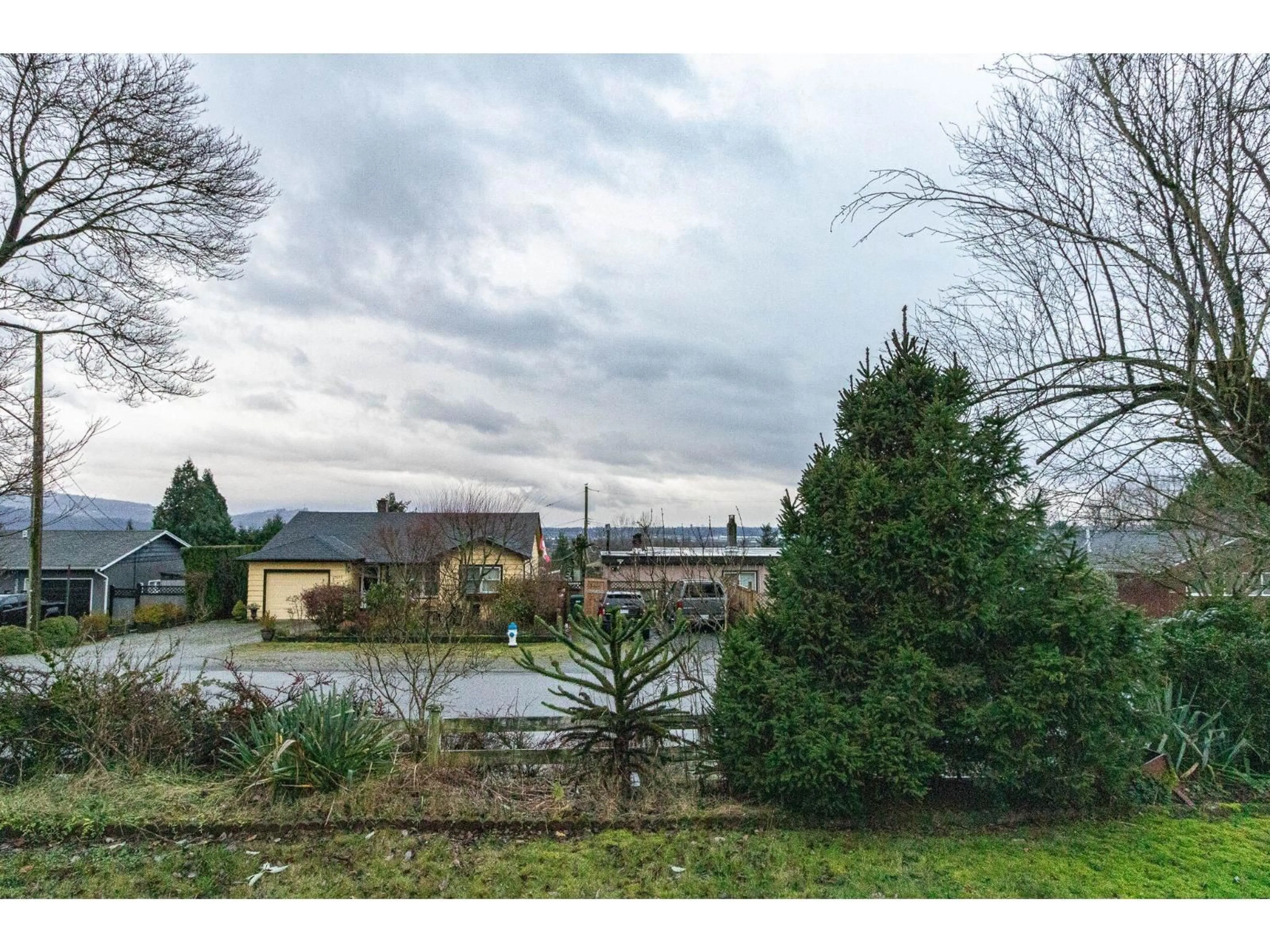 A pic from outside/outdoor area/front of a property/back of a property/a pic from drone, unknown for 33569 5TH AVENUE, Mission British Columbia V2V1W7