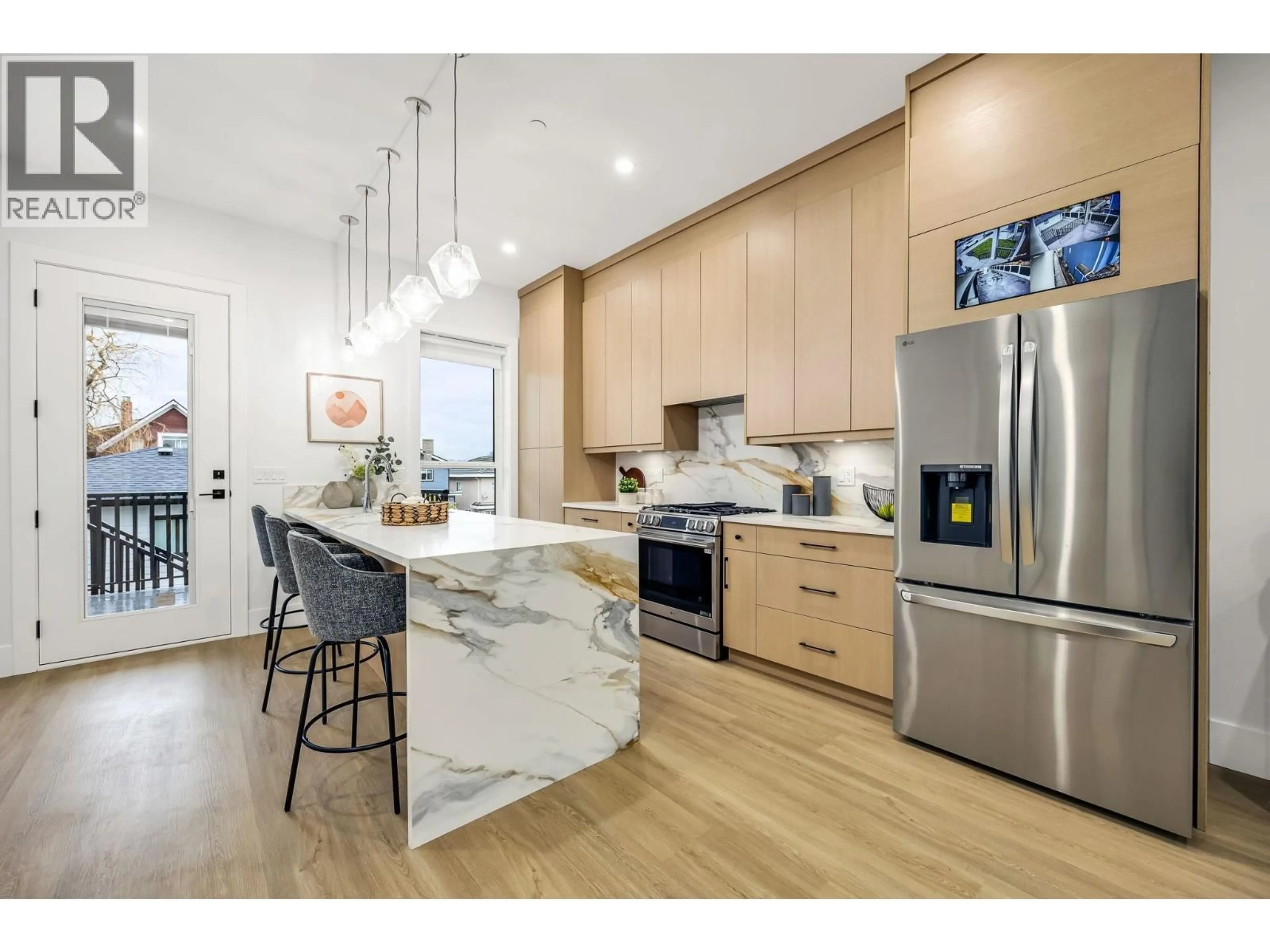 Open concept kitchen, wood/laminate floor for 2827 DUNDAS STREET, Vancouver British Columbia V5K1R5