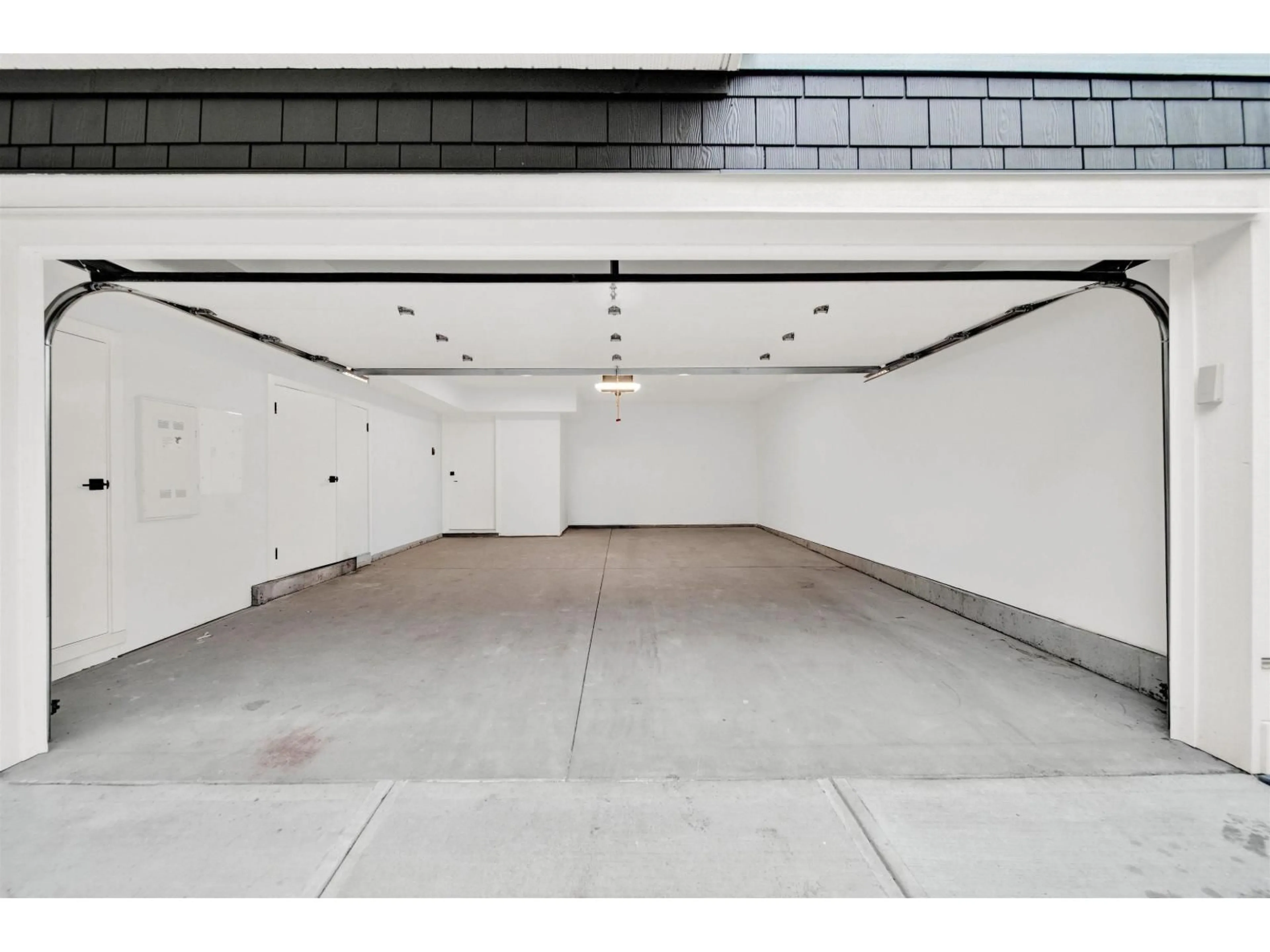 Indoor garage for 23 - 12770 105 AVENUE, Surrey British Columbia V3V0H2