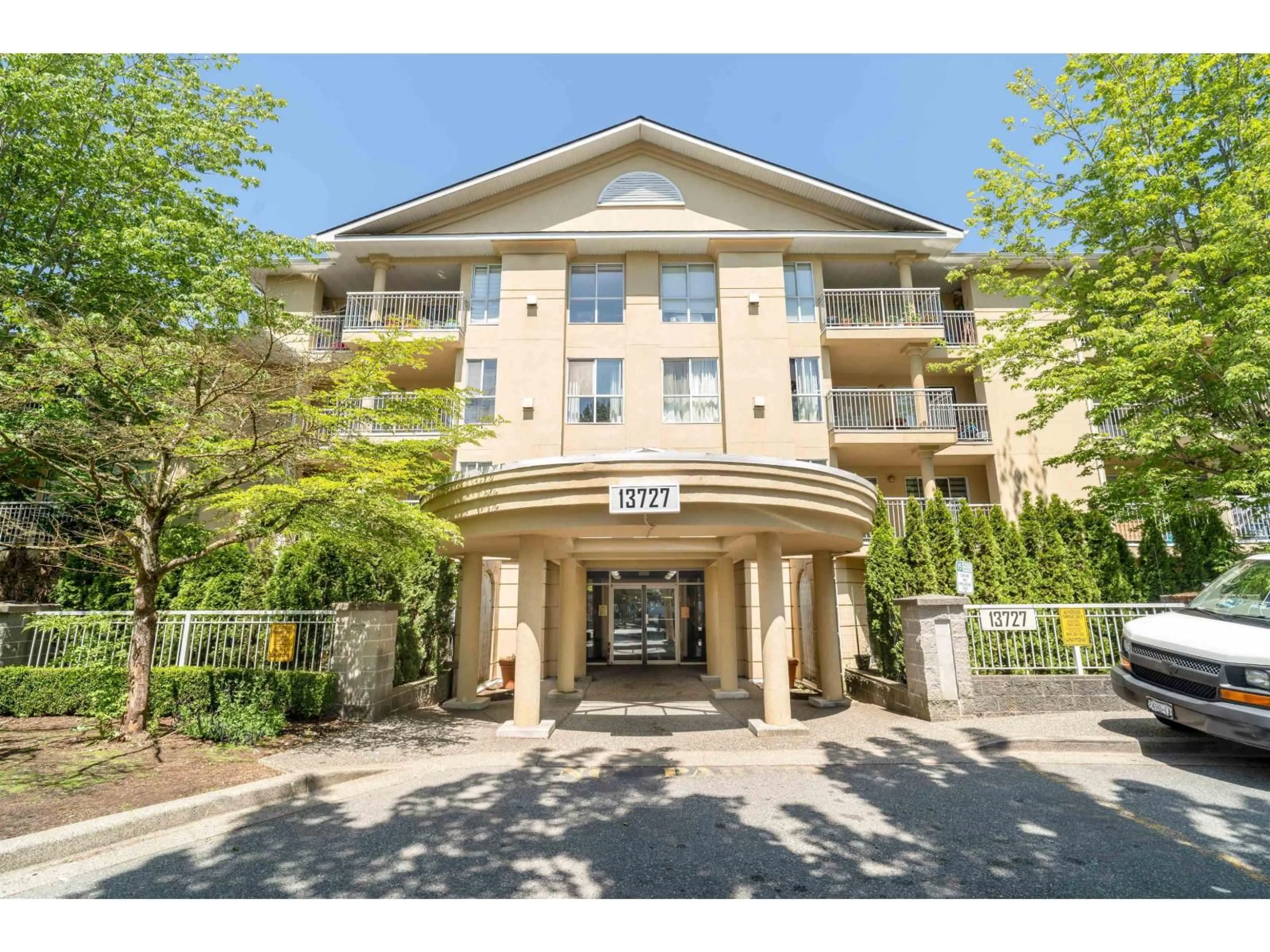 Indoor foyer for 102 - 13727 74 AVENUE, Surrey British Columbia V3W0M7