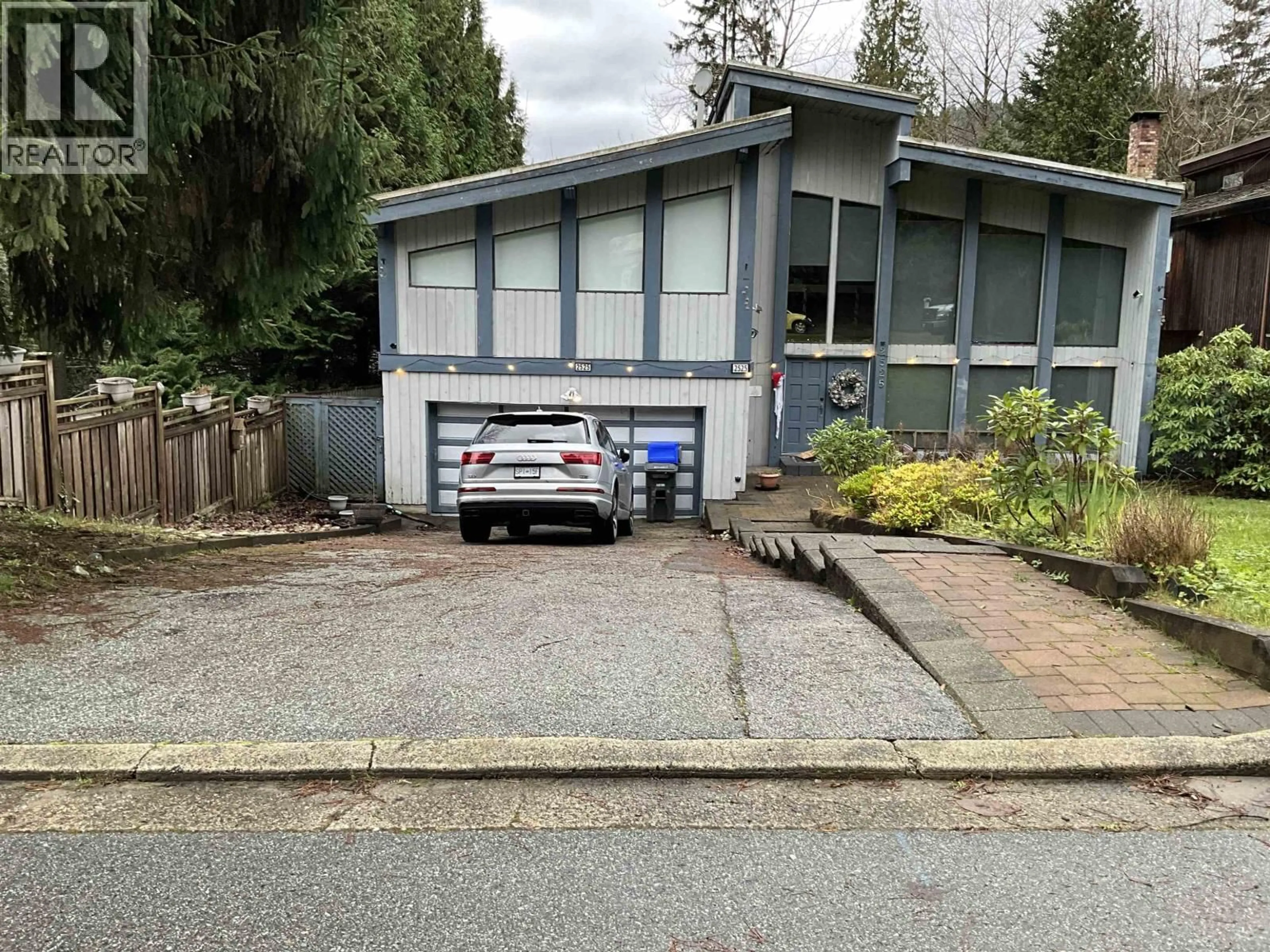 A pic from outside/outdoor area/front of a property/back of a property/a pic from drone, street for 2525 NORCREST COURT, Burnaby British Columbia V3J1C7