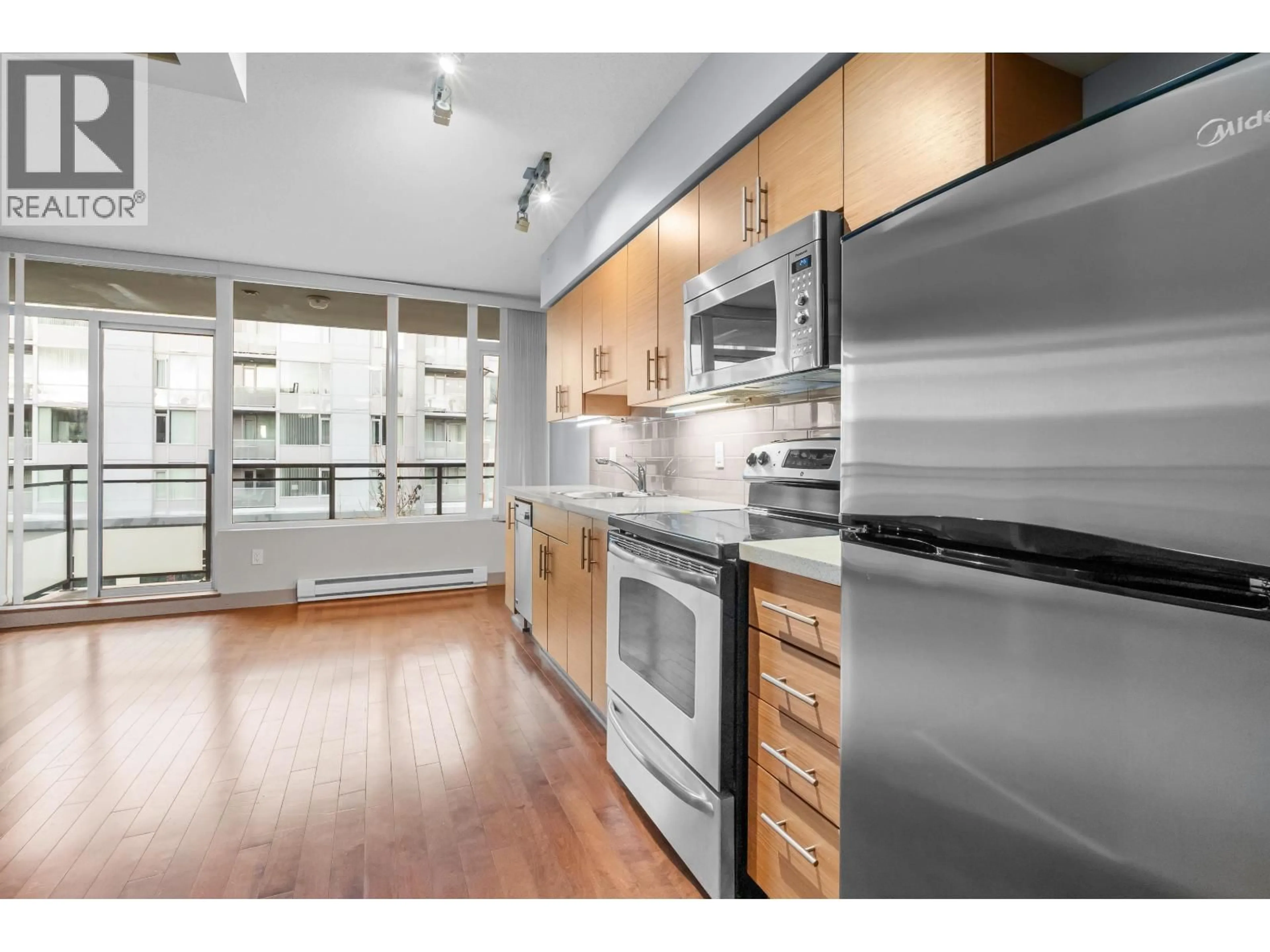 Standard kitchen, wood/laminate floor for 621 - 9009 CORNERSTONE MEWS, Burnaby British Columbia V5A0B9