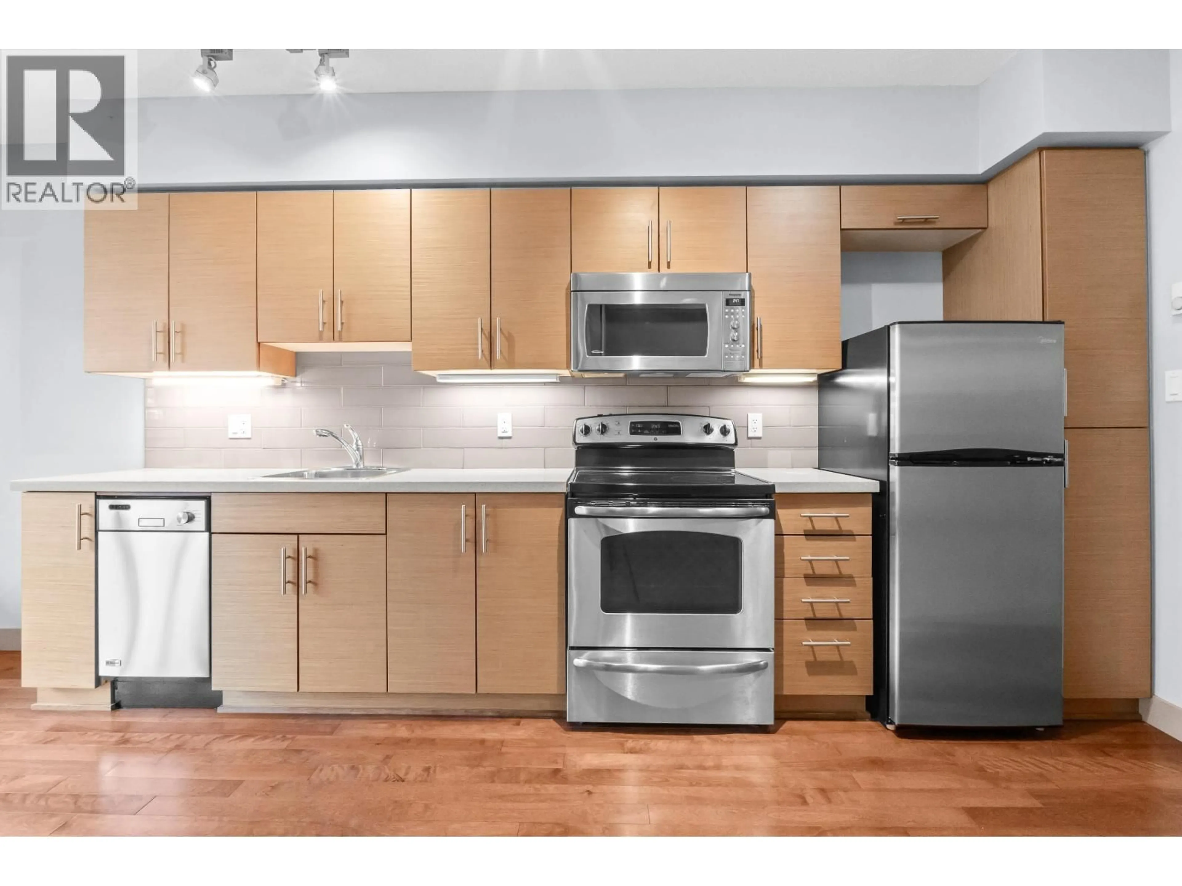 Standard kitchen, wood/laminate floor for 621 - 9009 CORNERSTONE MEWS, Burnaby British Columbia V5A0B9