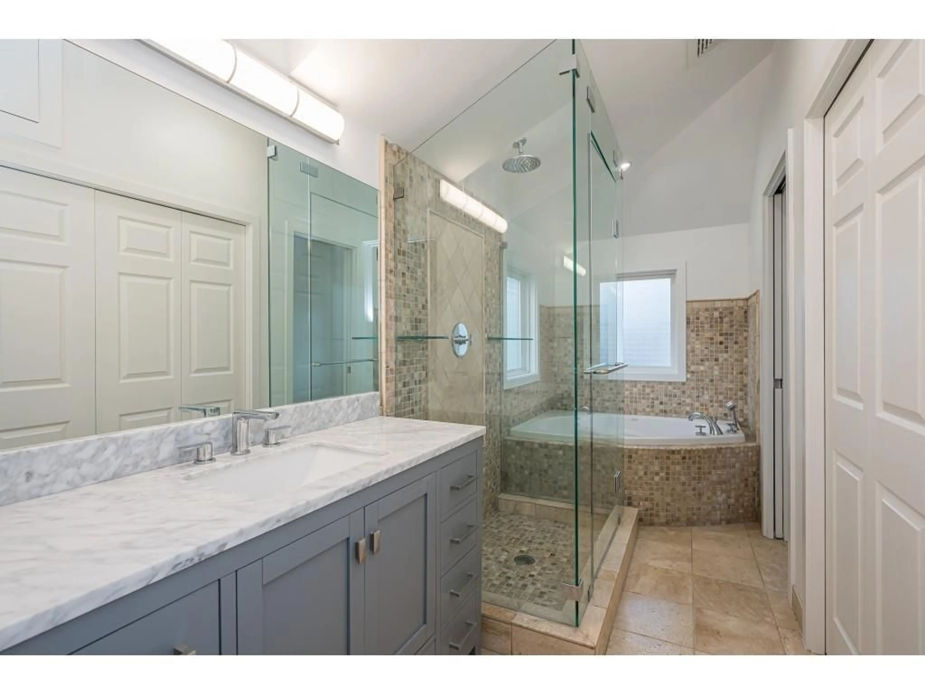 Contemporary bathroom, ceramic/tile floor for 14057 66 AVENUE, Surrey British Columbia V3W2B2