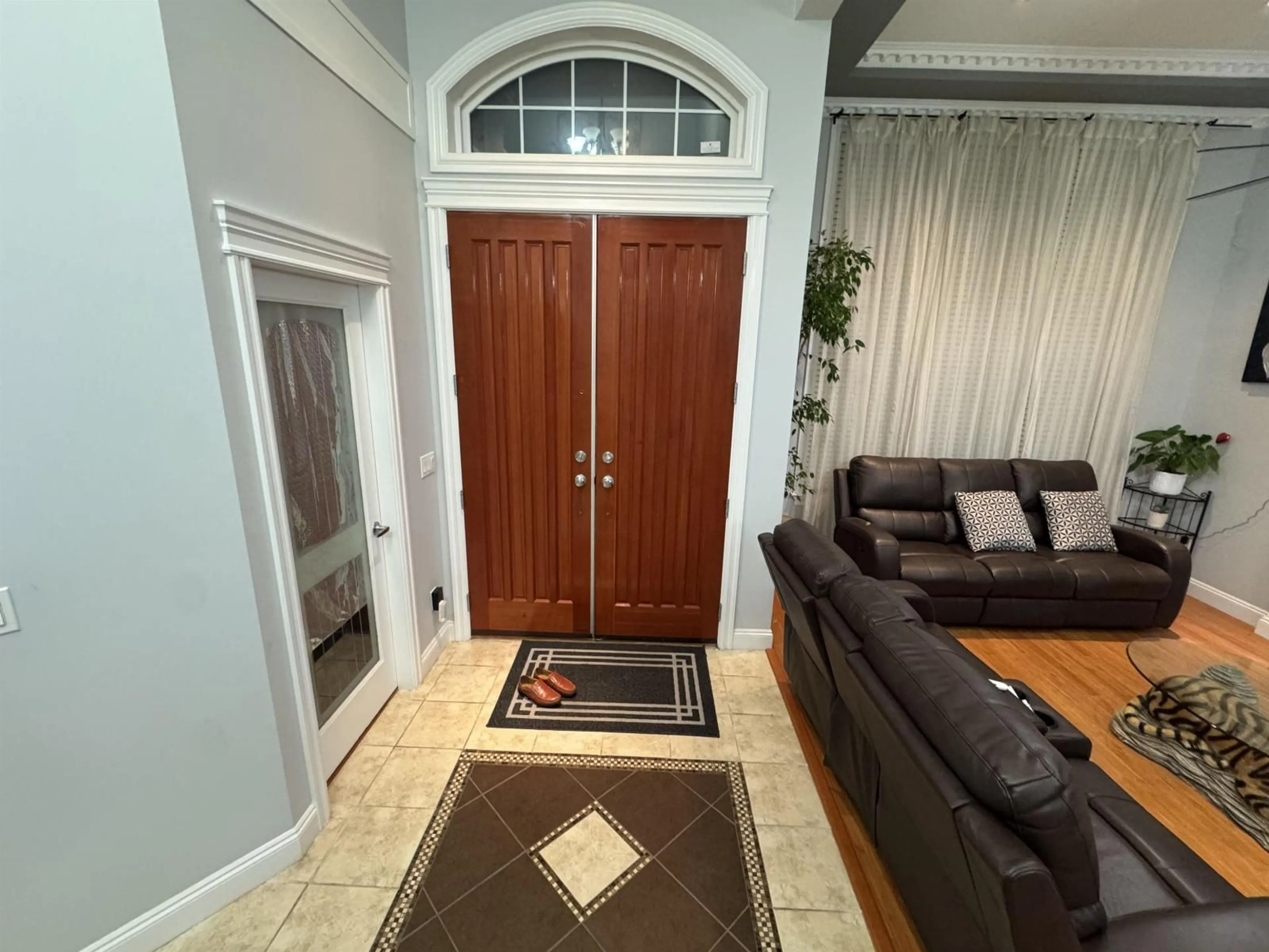 Indoor entryway for 16226 96B AVENUE, Surrey British Columbia V4N5X2