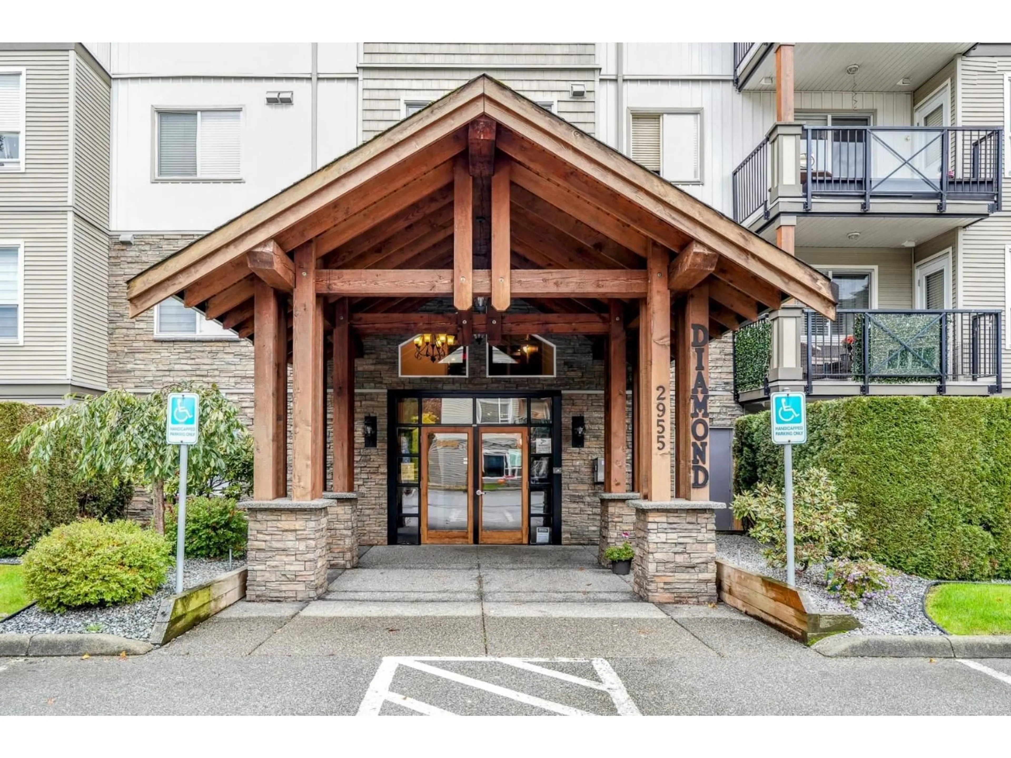 Indoor foyer for 101 - 2955 DIAMOND CRESCENT, Abbotsford British Columbia V2T2L5