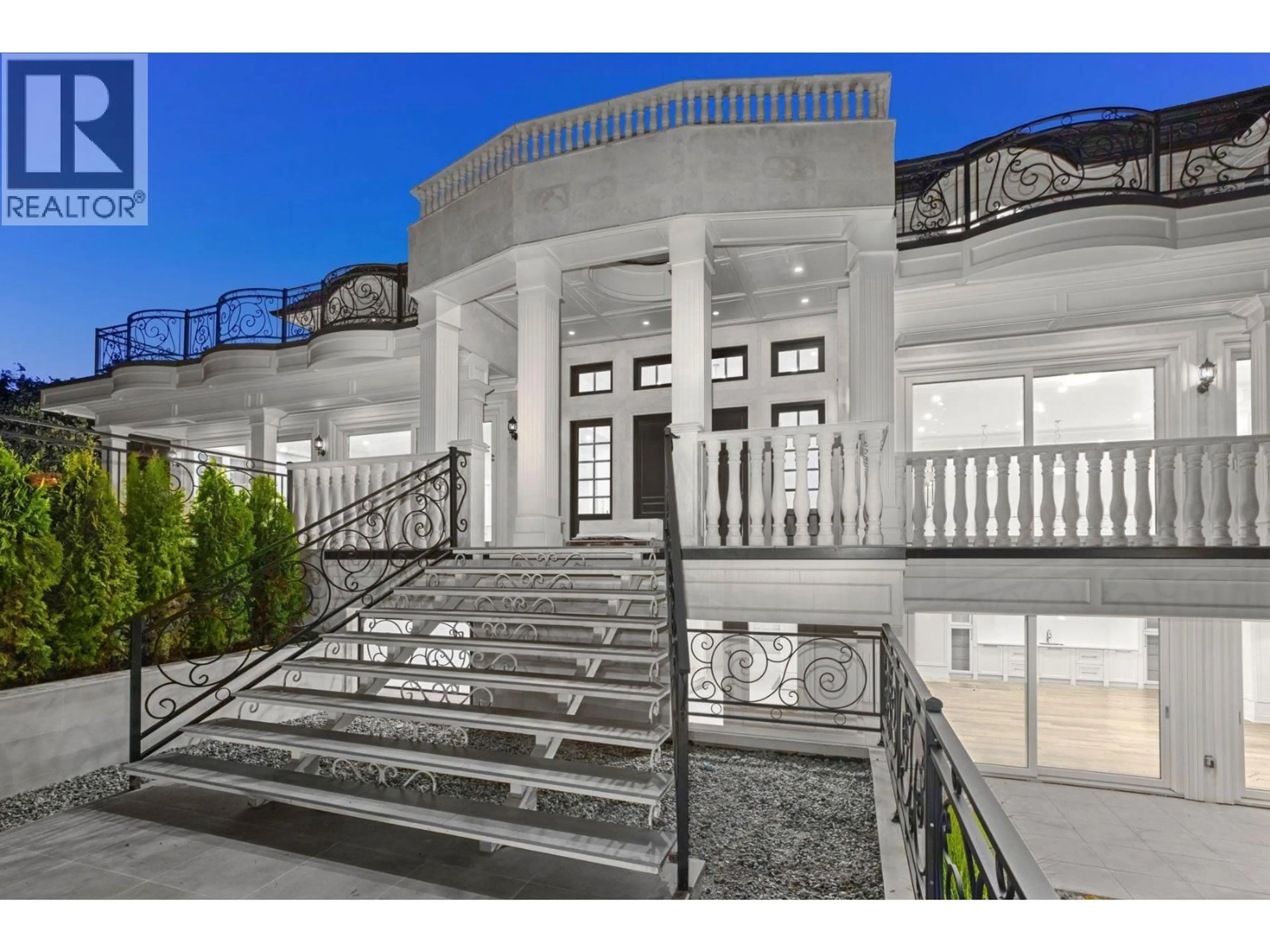 Indoor foyer for 1445 SANDHURST PLACE, West Vancouver British Columbia V7S2P4