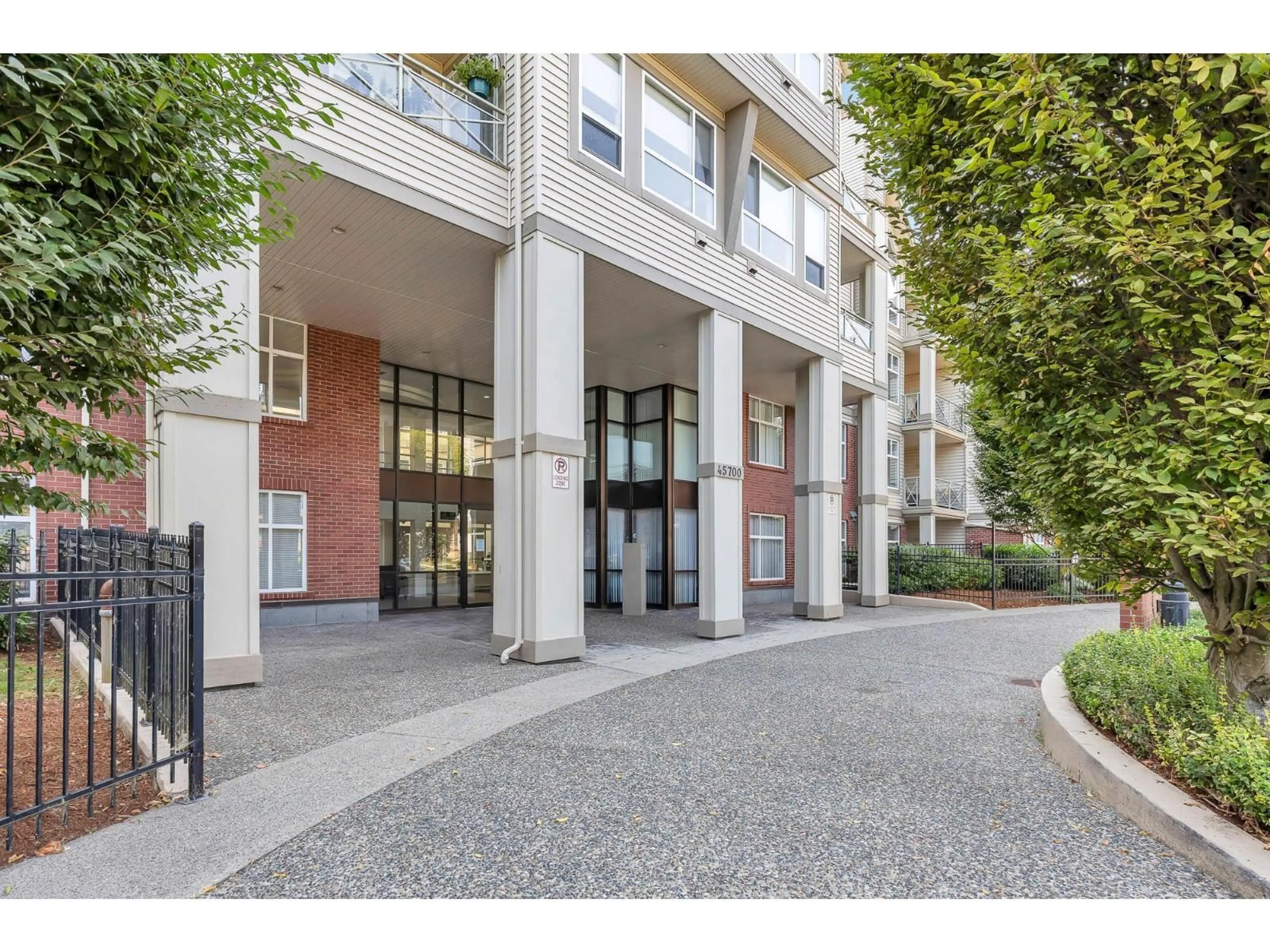 Indoor foyer for 102 - 45700 WELLINGTON AVENUE, Chilliwack British Columbia V2P2E4