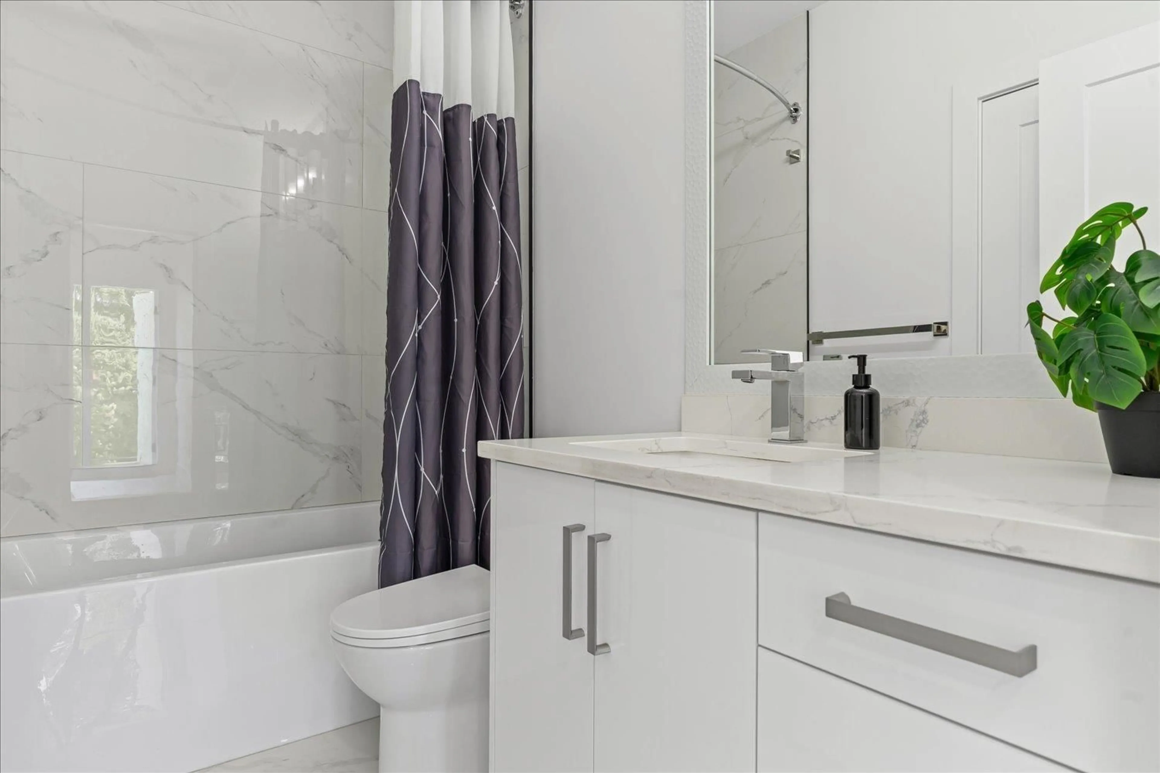 Standard bathroom, ceramic/tile floor for 1684 MCKENZIE ROAD, Abbotsford British Columbia V2S8J6