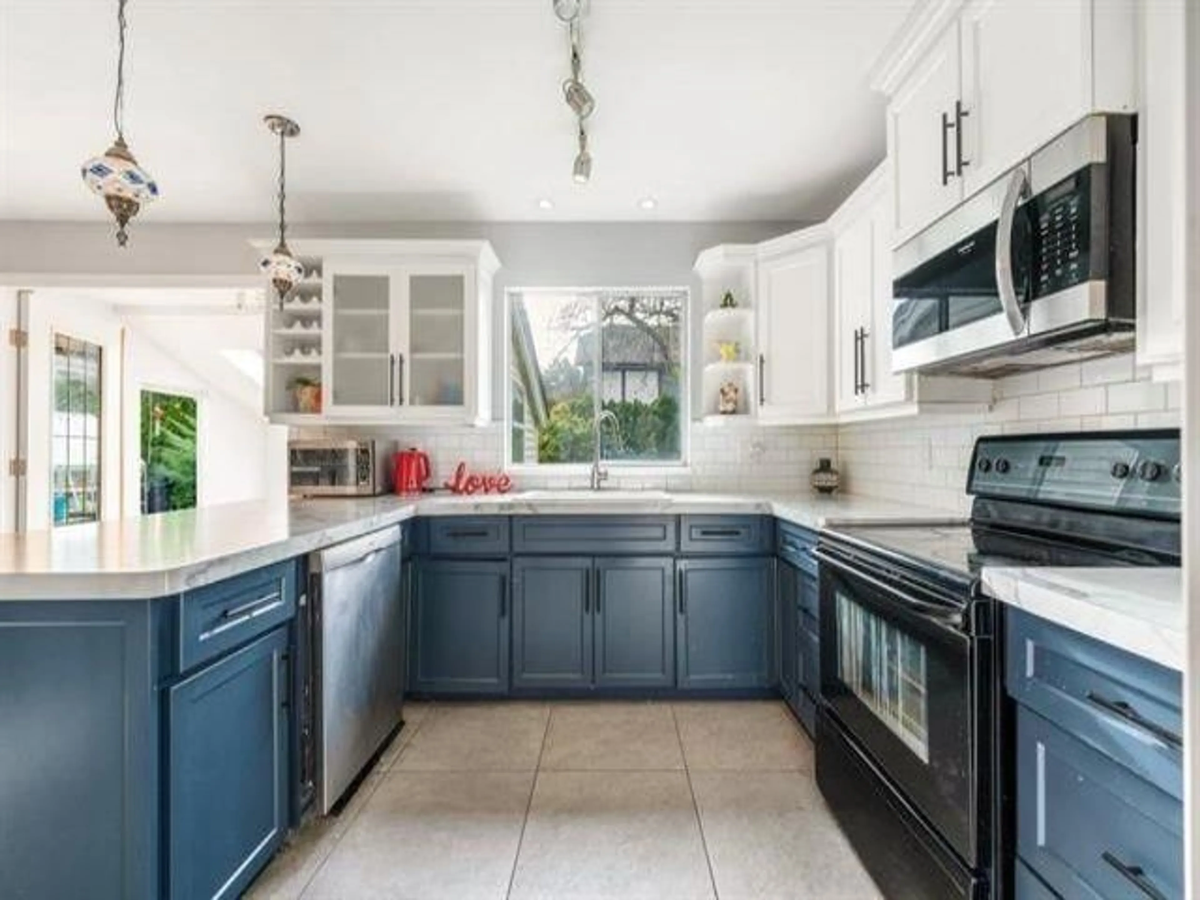 Open concept kitchen, ceramic/tile floor for 16134 14 AVENUE, Surrey British Columbia V4A7X4