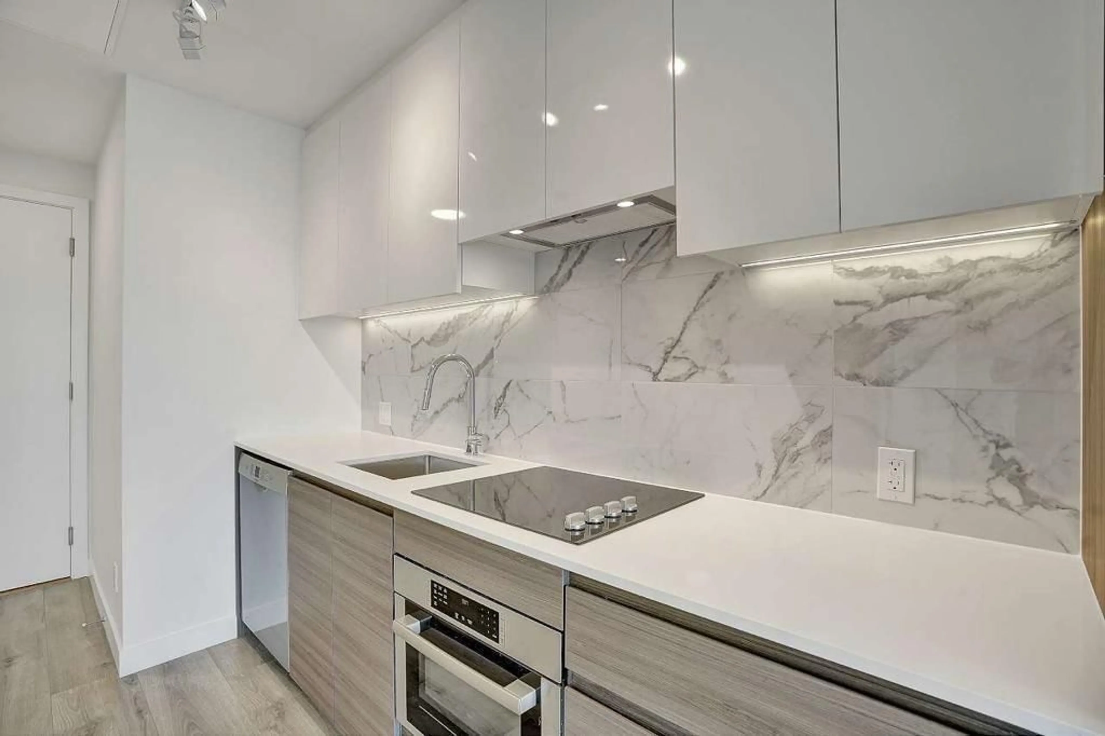 Unknown for 1202 - 10626 CITY PARKWAY, Surrey British Columbia V3T0S3