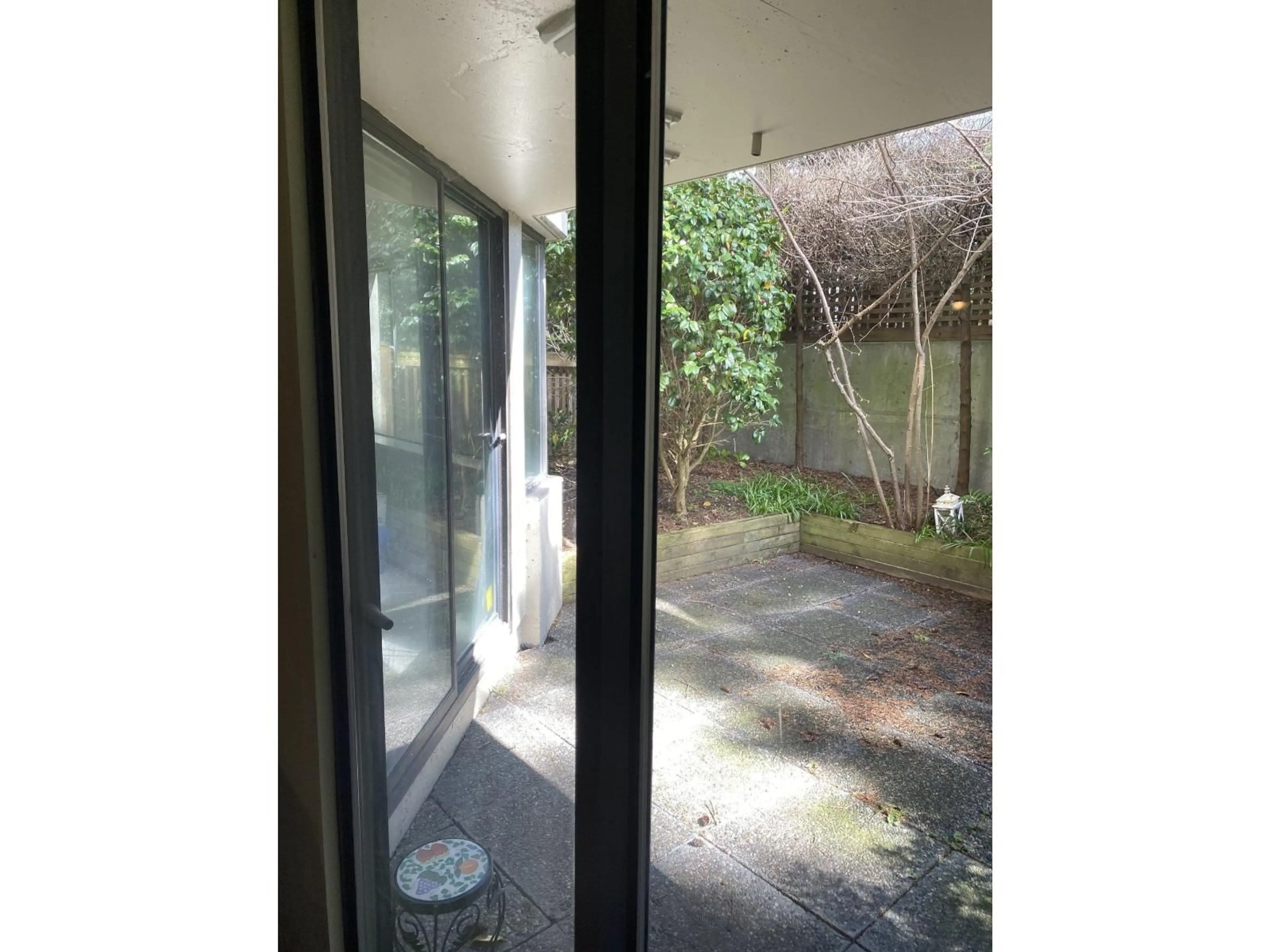 Indoor foyer for 102 - 1442 FOSTER STREET, White Rock British Columbia V4B3X7