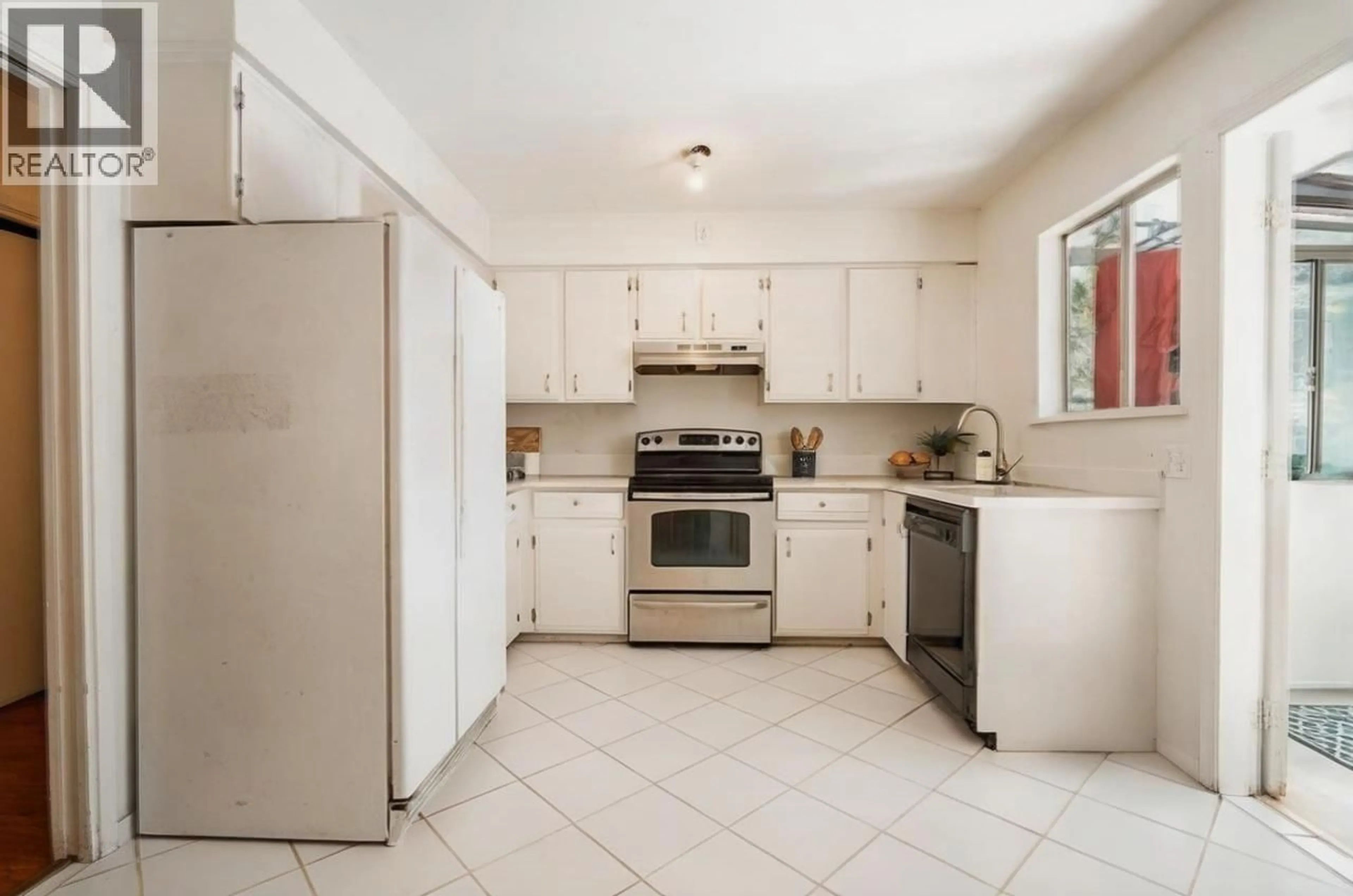 Standard kitchen, ceramic/tile floor for 730 CUMBERLAND STREET, New Westminster British Columbia V3L4J4