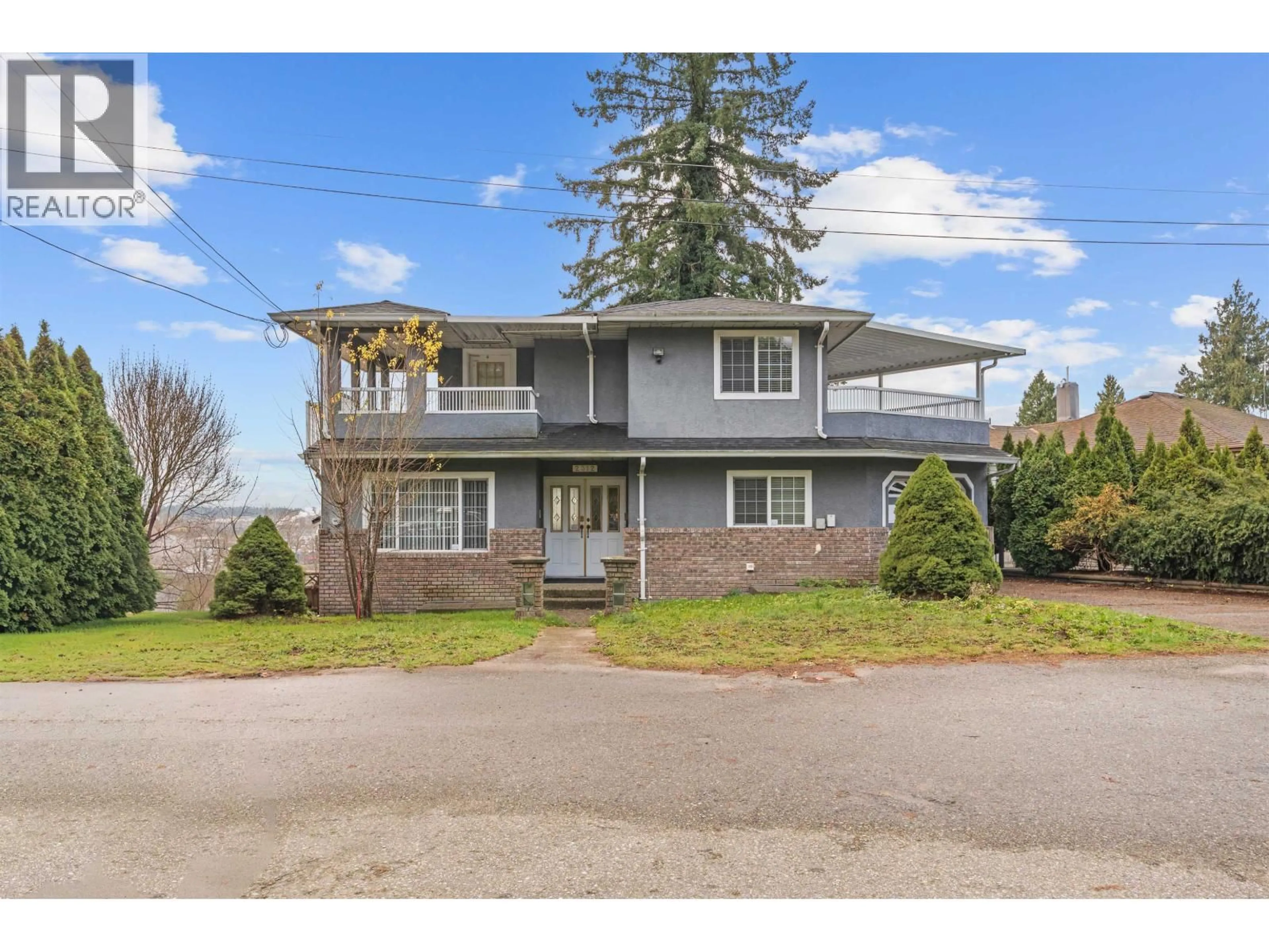 A pic from outside/outdoor area/front of a property/back of a property/a pic from drone, street for 2312 MARINE DRIVE, New Westminster British Columbia V3M2H7