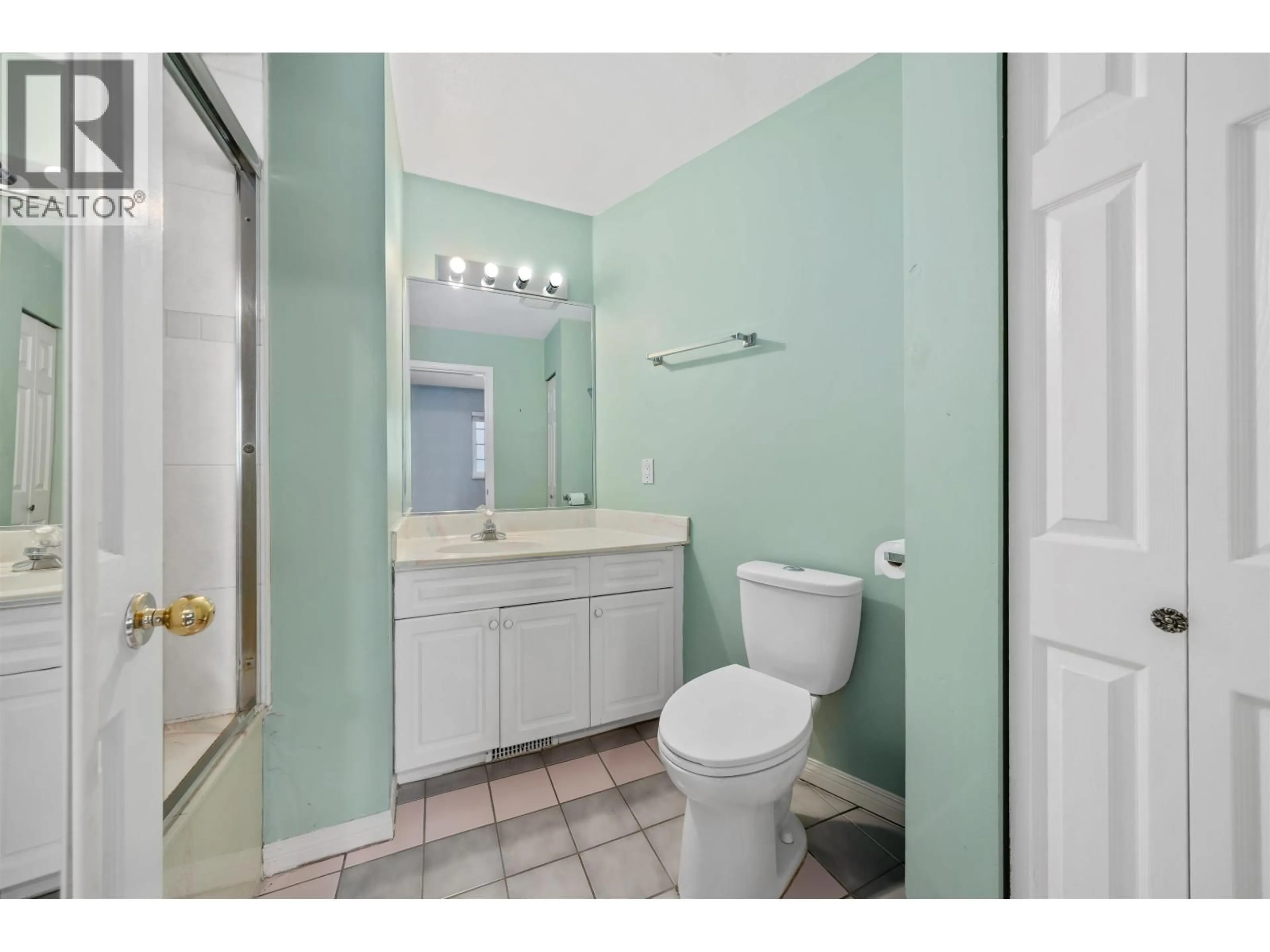 Standard bathroom, ceramic/tile floor for 2312 MARINE DRIVE, New Westminster British Columbia V3M2H7