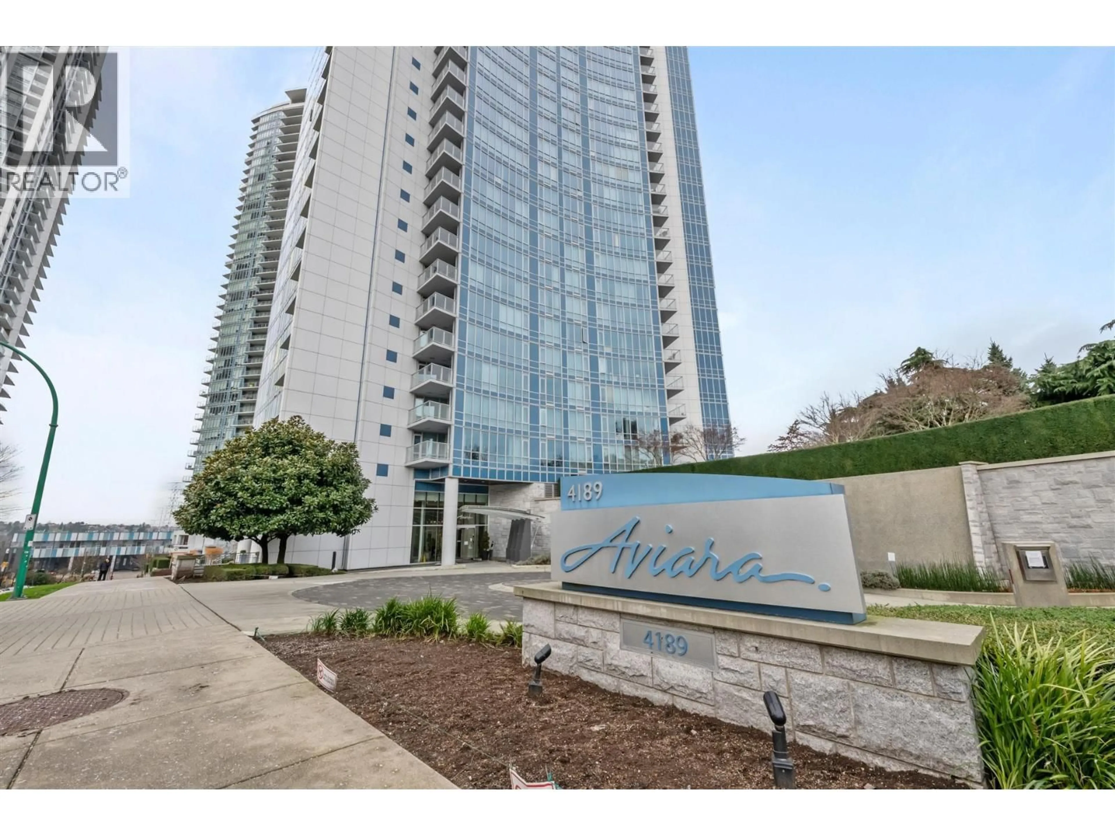 Indoor foyer for 1701 - 4189 HALIFAX STREET, Burnaby British Columbia V5C0H9