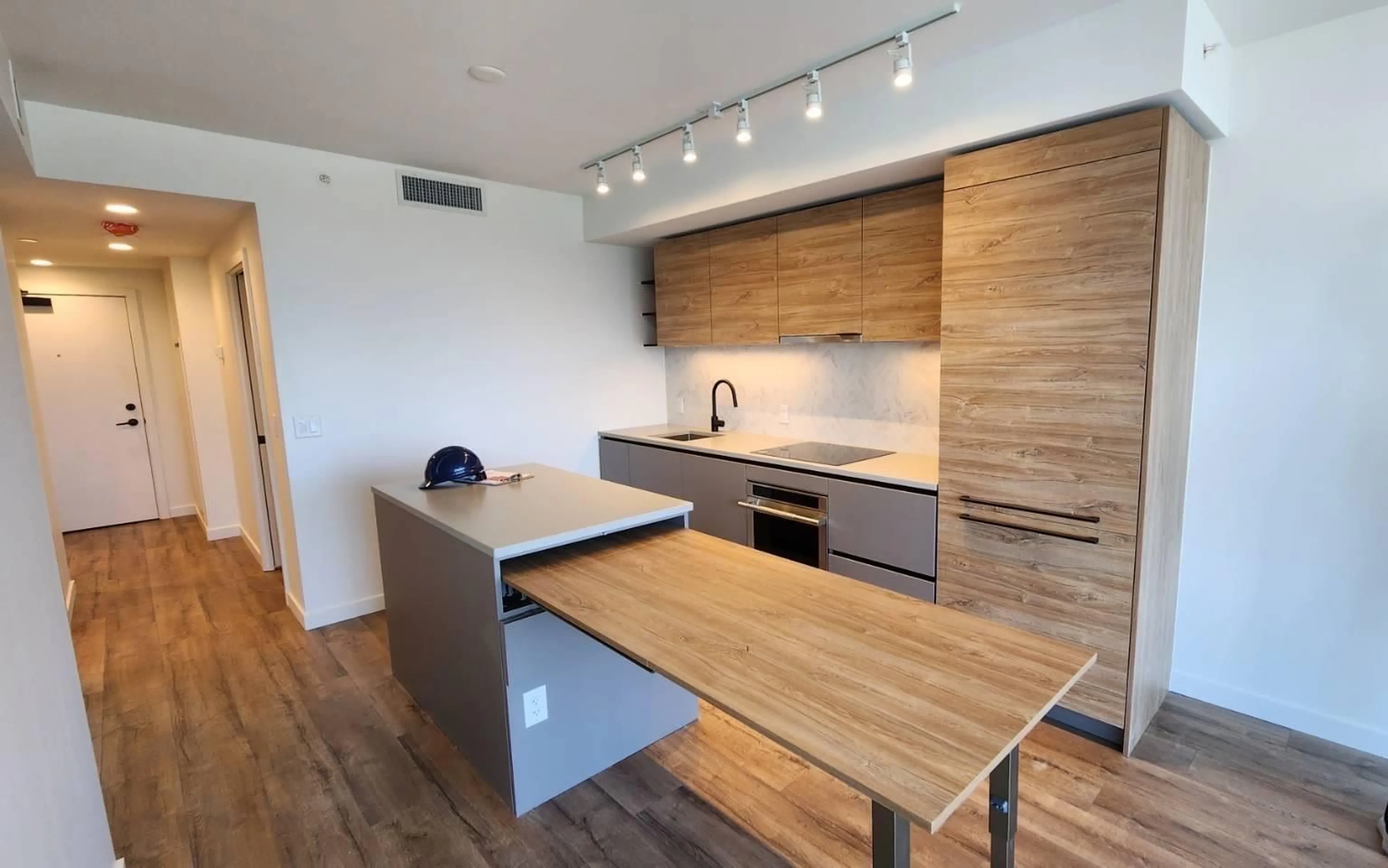Open concept kitchen, wood/laminate floor for 1001 - 10448 UNIVERSITY DRIVE, Surrey British Columbia V3T0S7