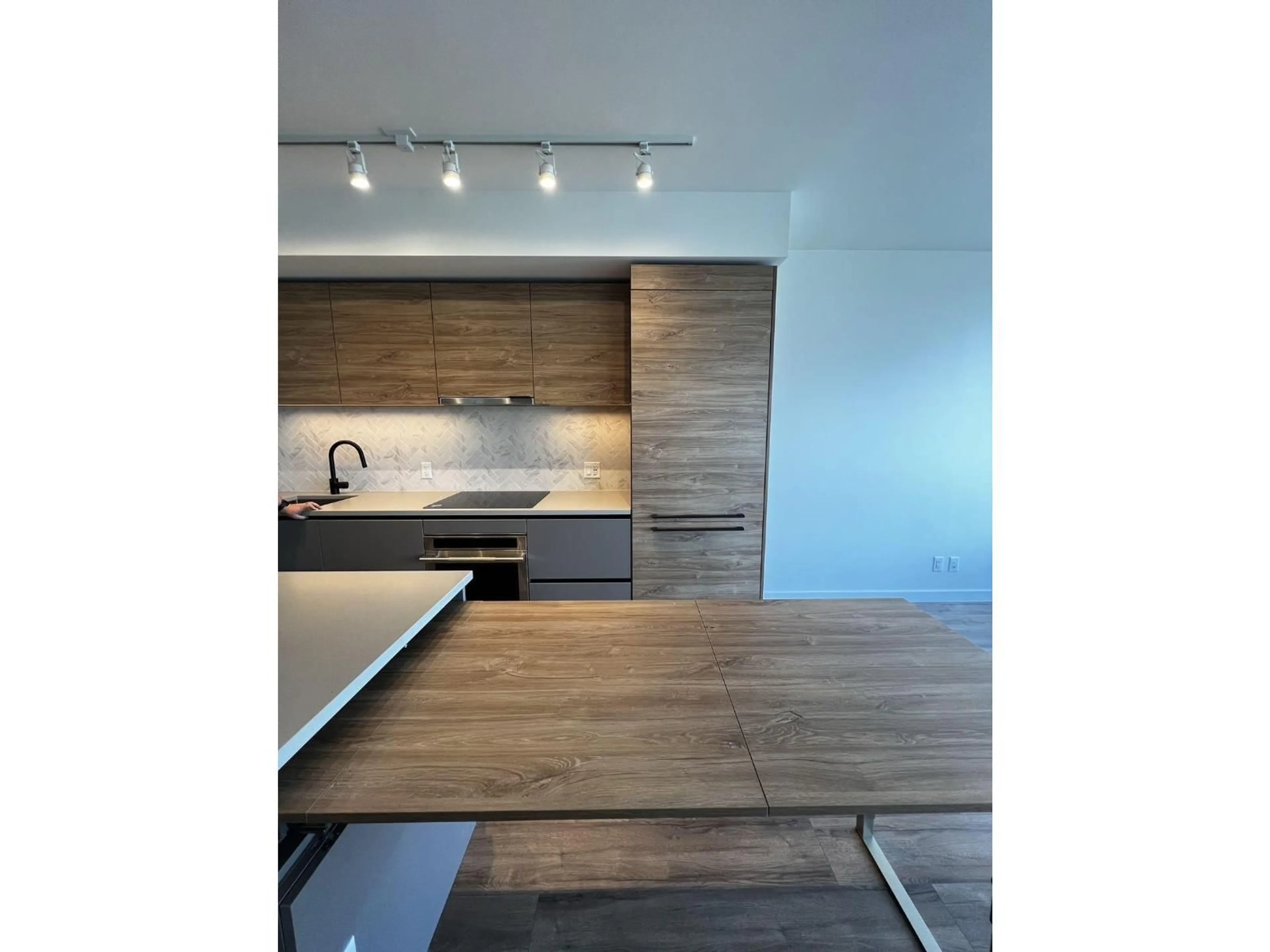 Open concept kitchen, wood/laminate floor for 1001 - 10448 UNIVERSITY DRIVE, Surrey British Columbia V3T0S7