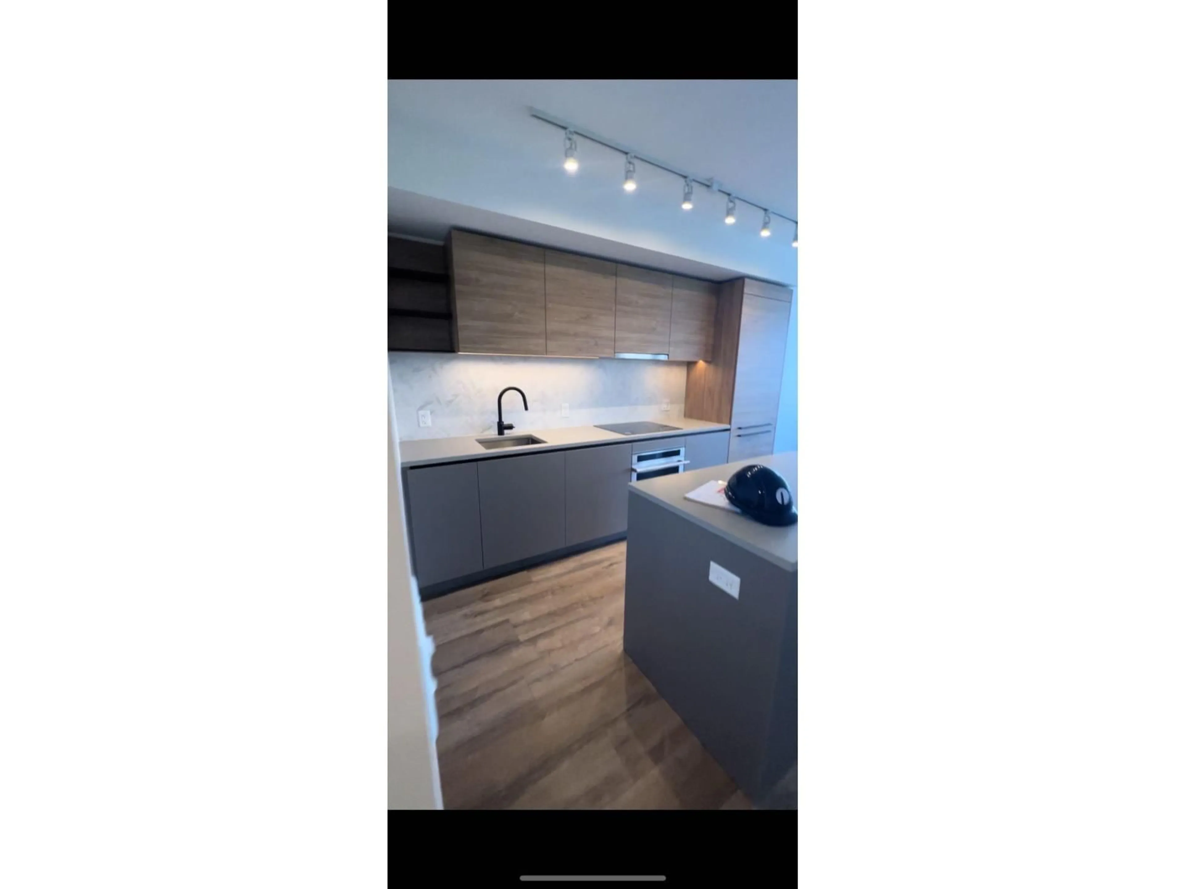 Contemporary kitchen, wood/laminate floor for 1001 - 10448 UNIVERSITY DRIVE, Surrey British Columbia V3T0S7