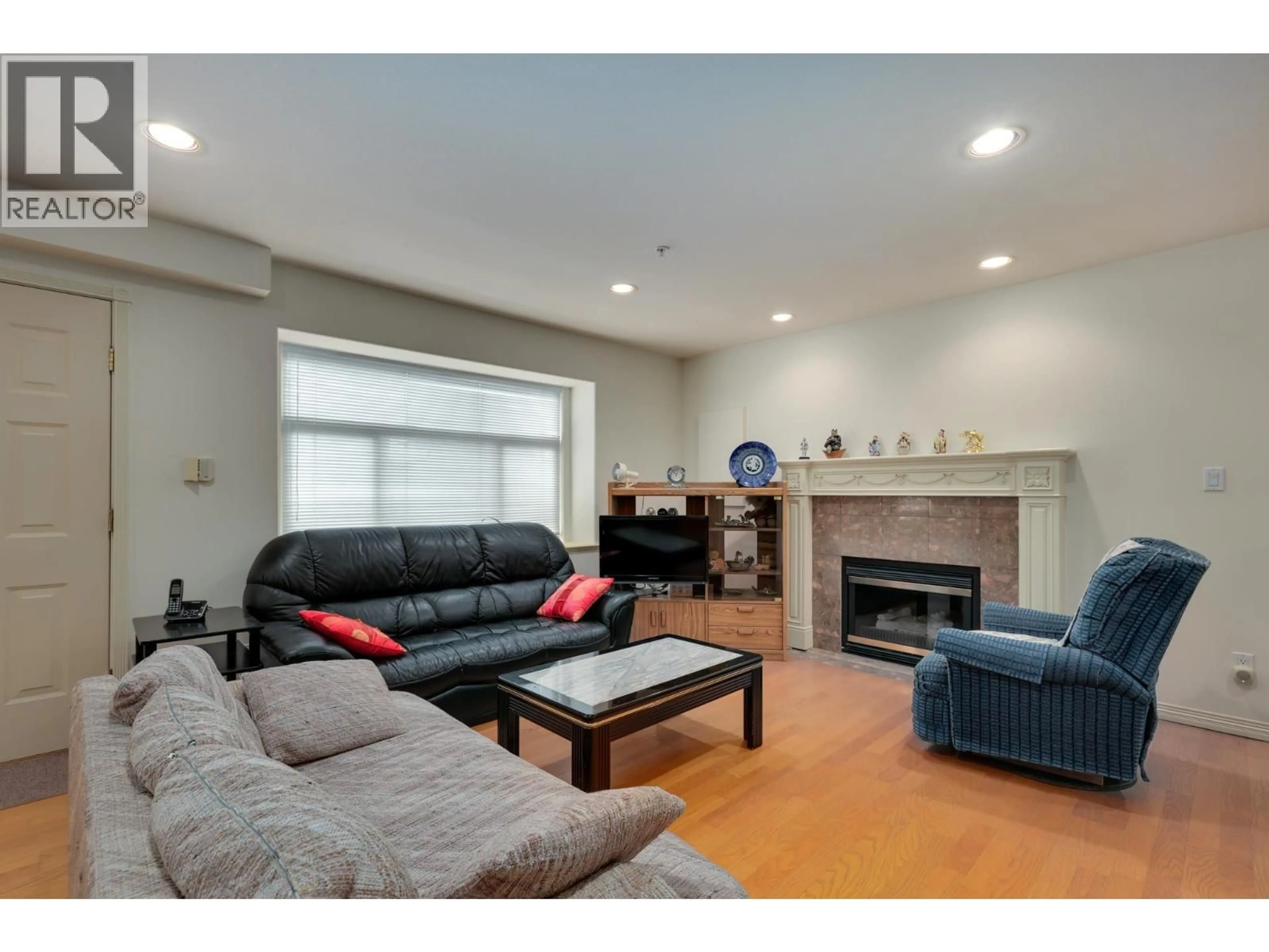 Living room with furniture, wood/laminate floor for 8369 SHAUGHNESSY STREET, Vancouver British Columbia V6P3Y1