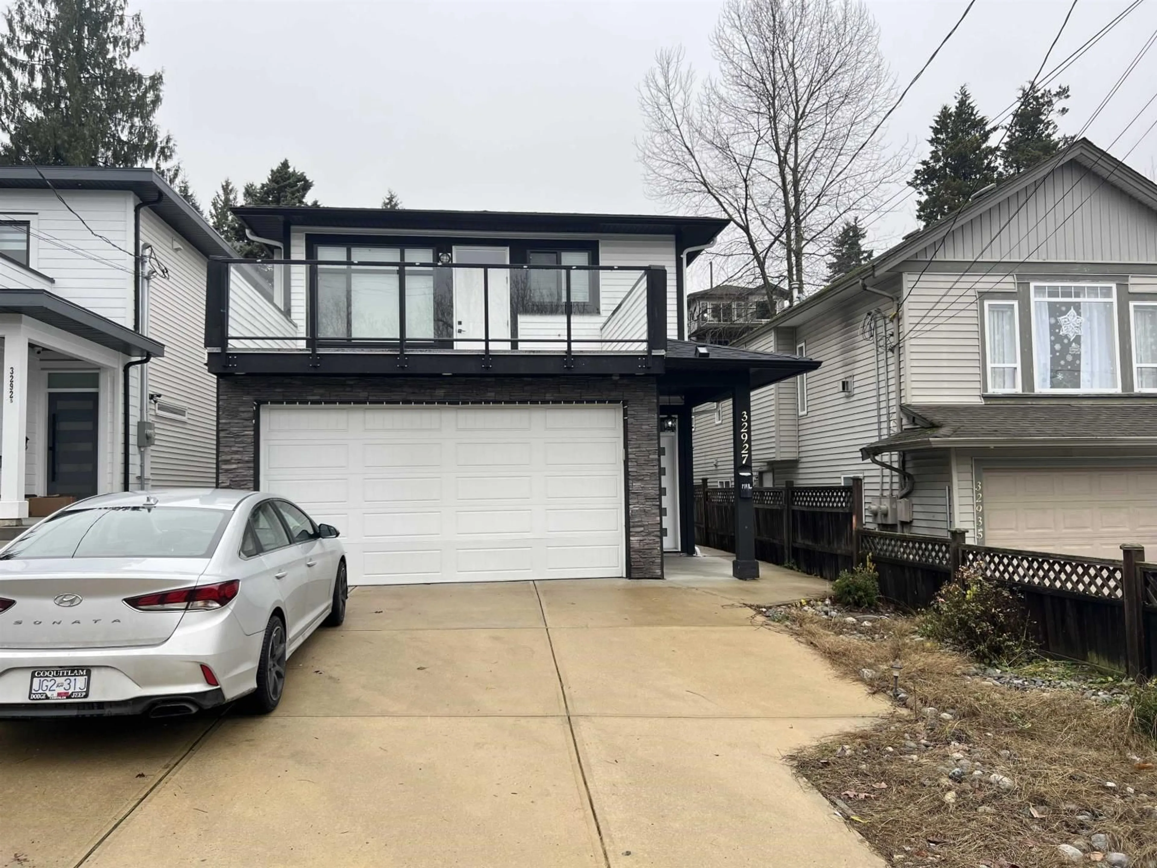 Home with vinyl exterior material, street for 32927 3RD AVENUE, Mission British Columbia V2V1N2