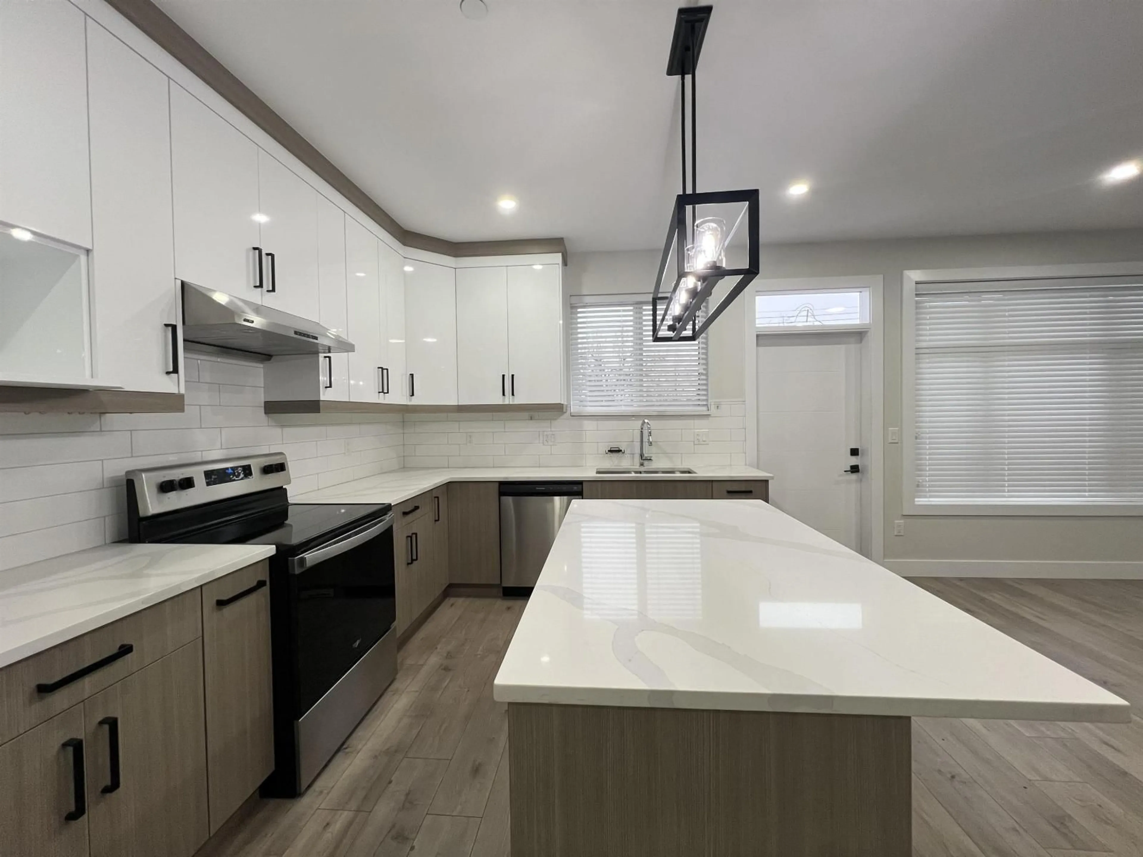 Open concept kitchen, ceramic/tile floor for 32927 3RD AVENUE, Mission British Columbia V2V1N2