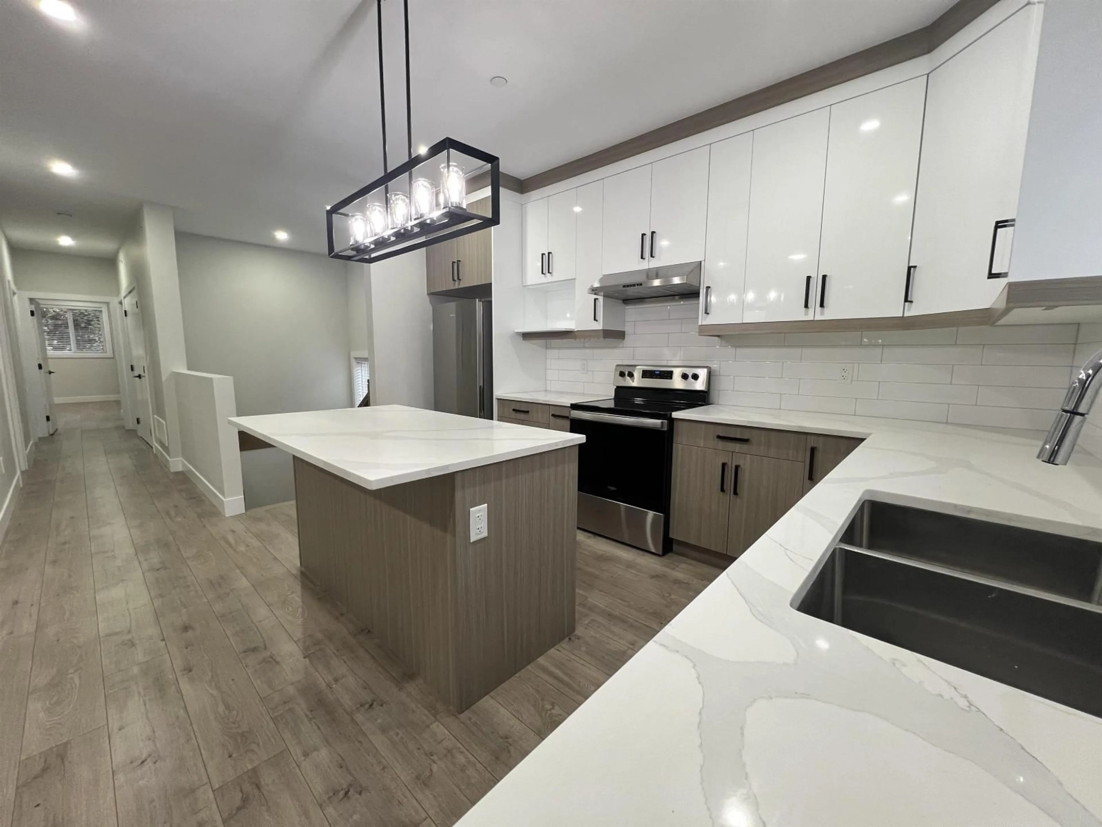 Open concept kitchen, ceramic/tile floor for 32927 3RD AVENUE, Mission British Columbia V2V1N2
