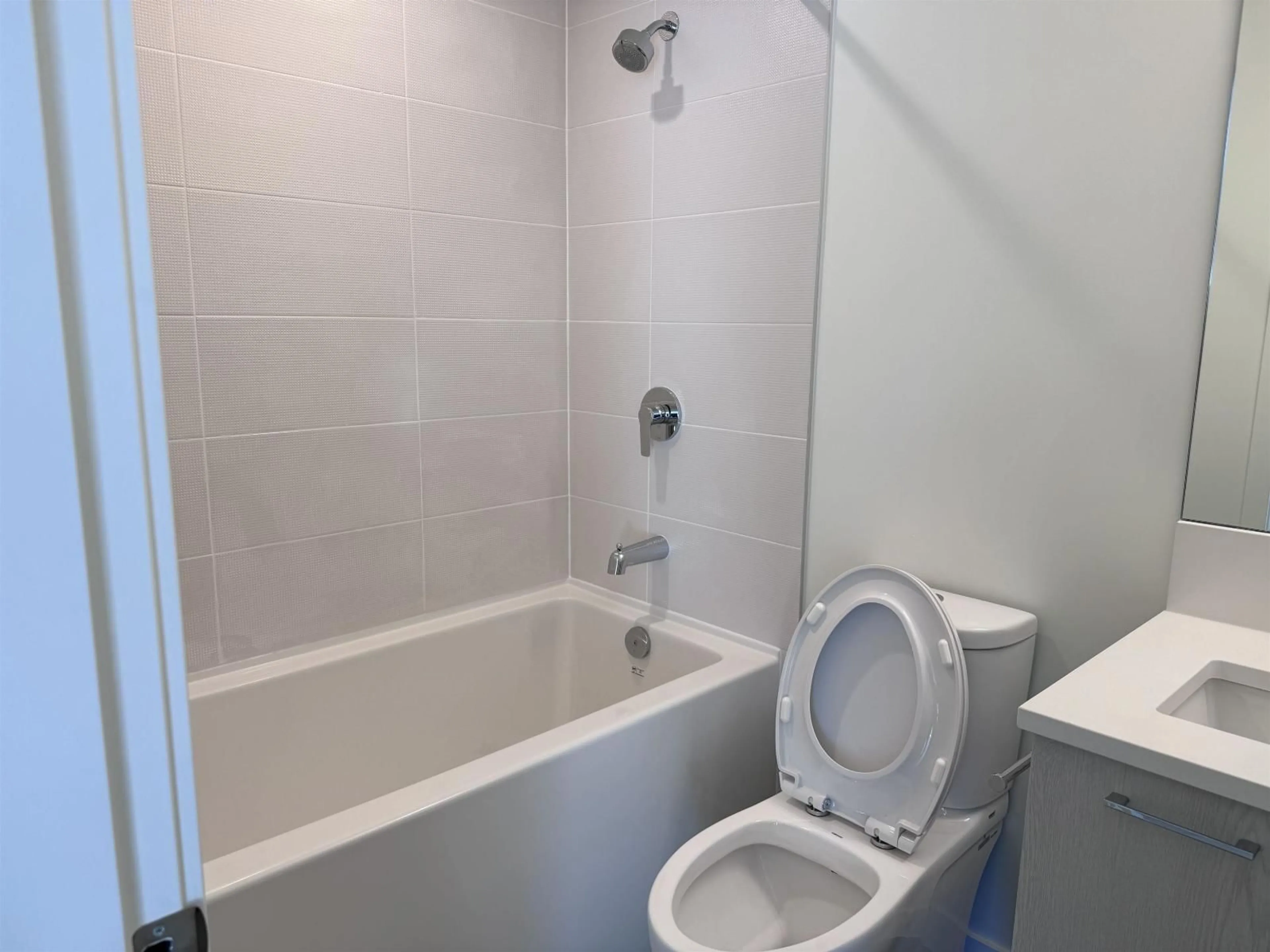 Standard bathroom, unknown for 522 - 10777 138 STREET, Surrey British Columbia V3T0T5