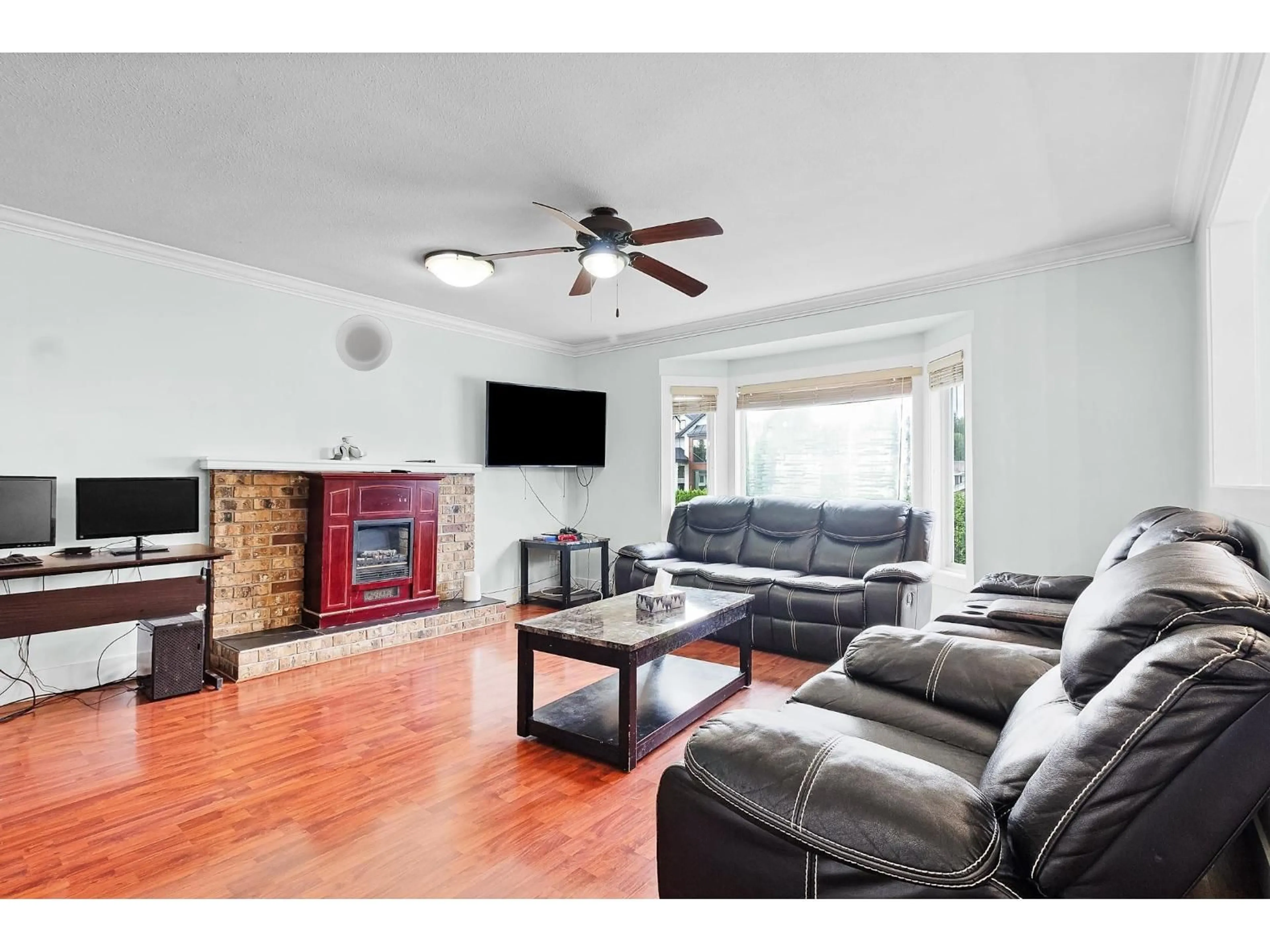 Living room with furniture, wood/laminate floor for 31910 MAYNE AVENUE, Abbotsford British Columbia V2T4W9