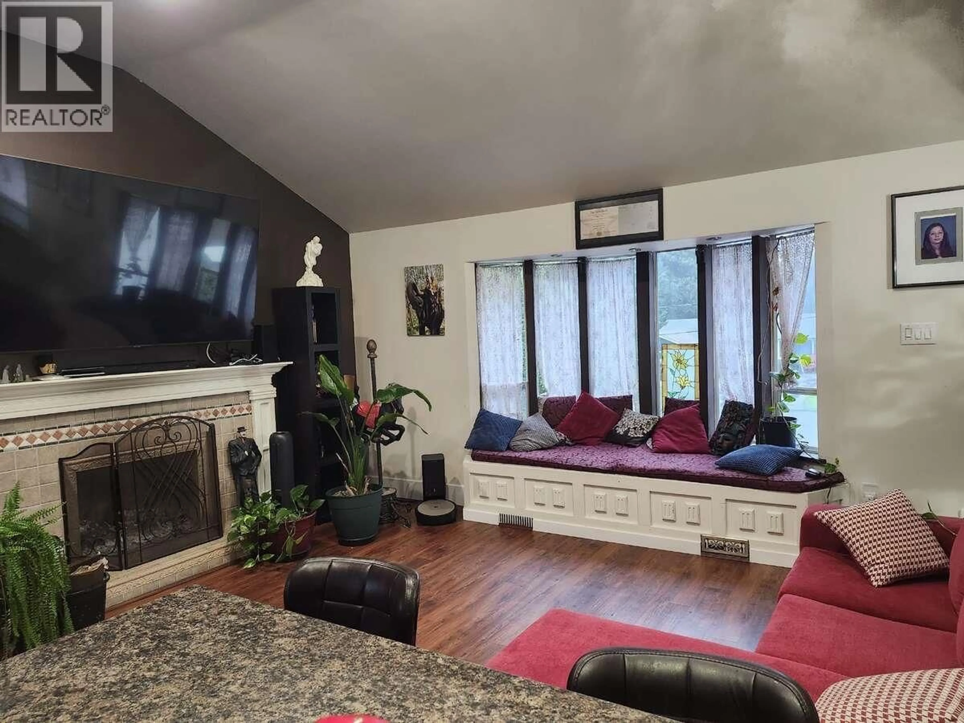 Living room with furniture, wood/laminate floor for 21796 HOWISON AVENUE, Maple Ridge British Columbia V2X2W6