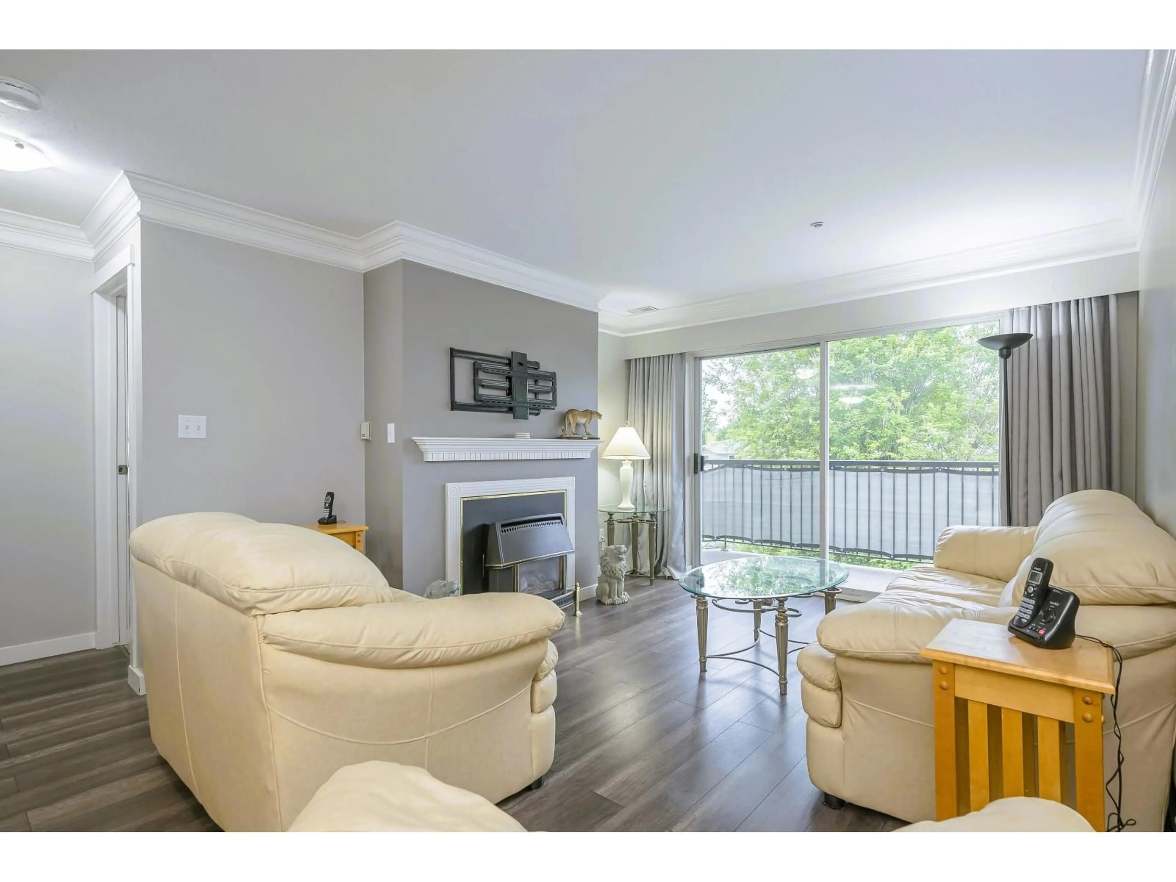 Living room with furniture, wood/laminate floor for 302 - 20881 56 AVENUE, Langley British Columbia V3A3Z3