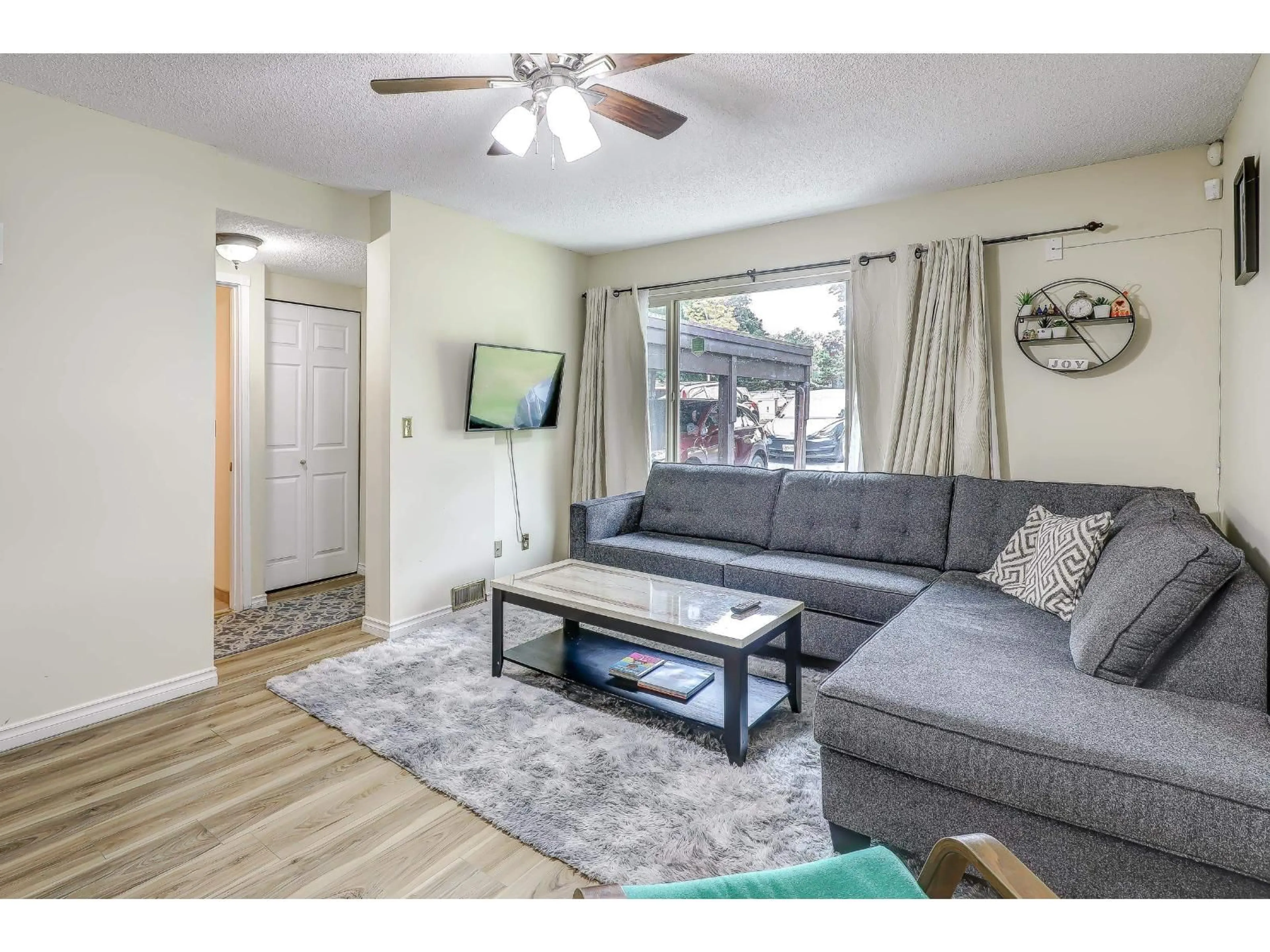 Living room with furniture, wood/laminate floor for 6928 134 STREET, Surrey British Columbia V3W4S9
