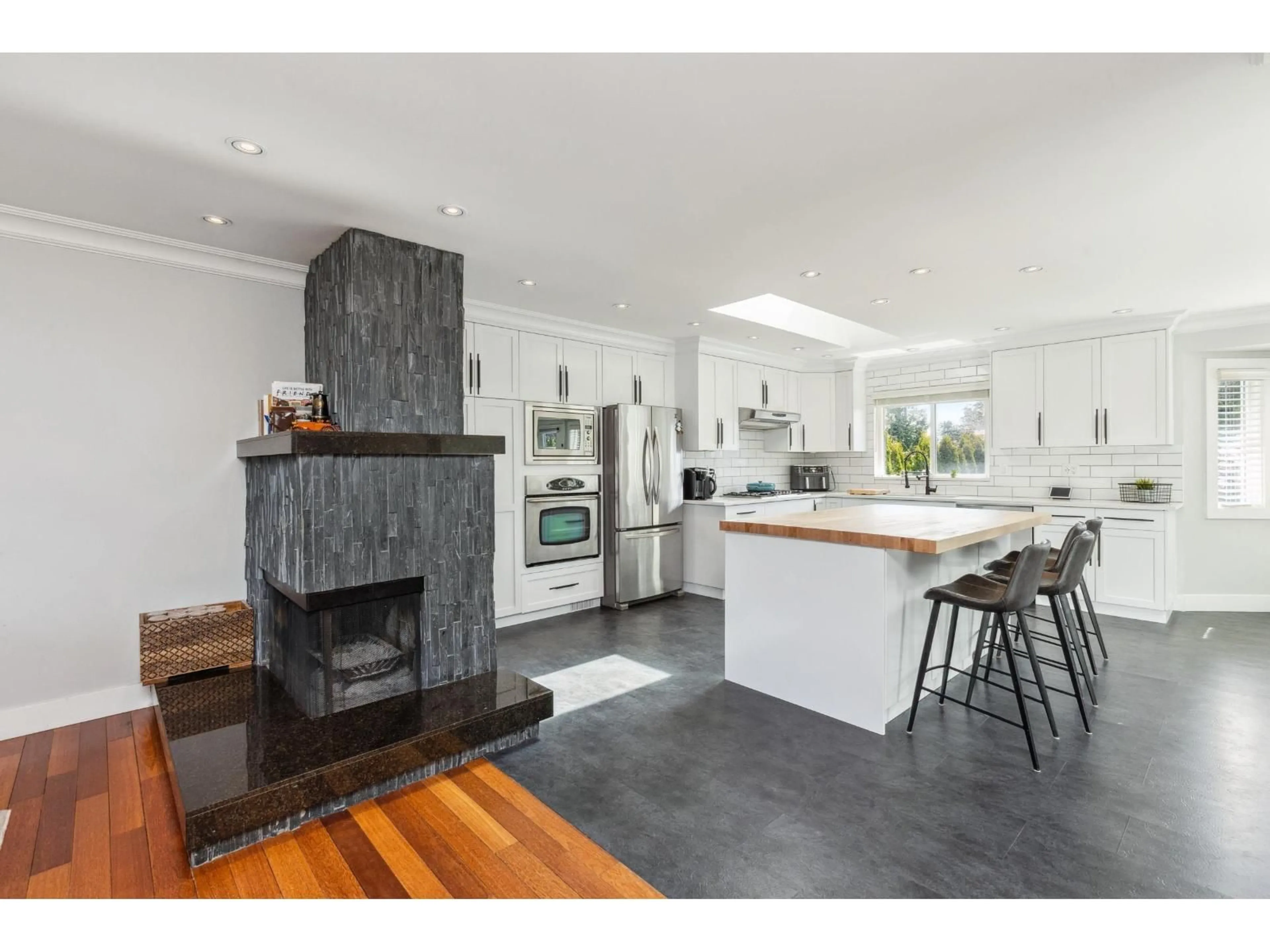 Open concept kitchen, unknown for 14418 16A AVENUE, Surrey British Columbia V4A5T8