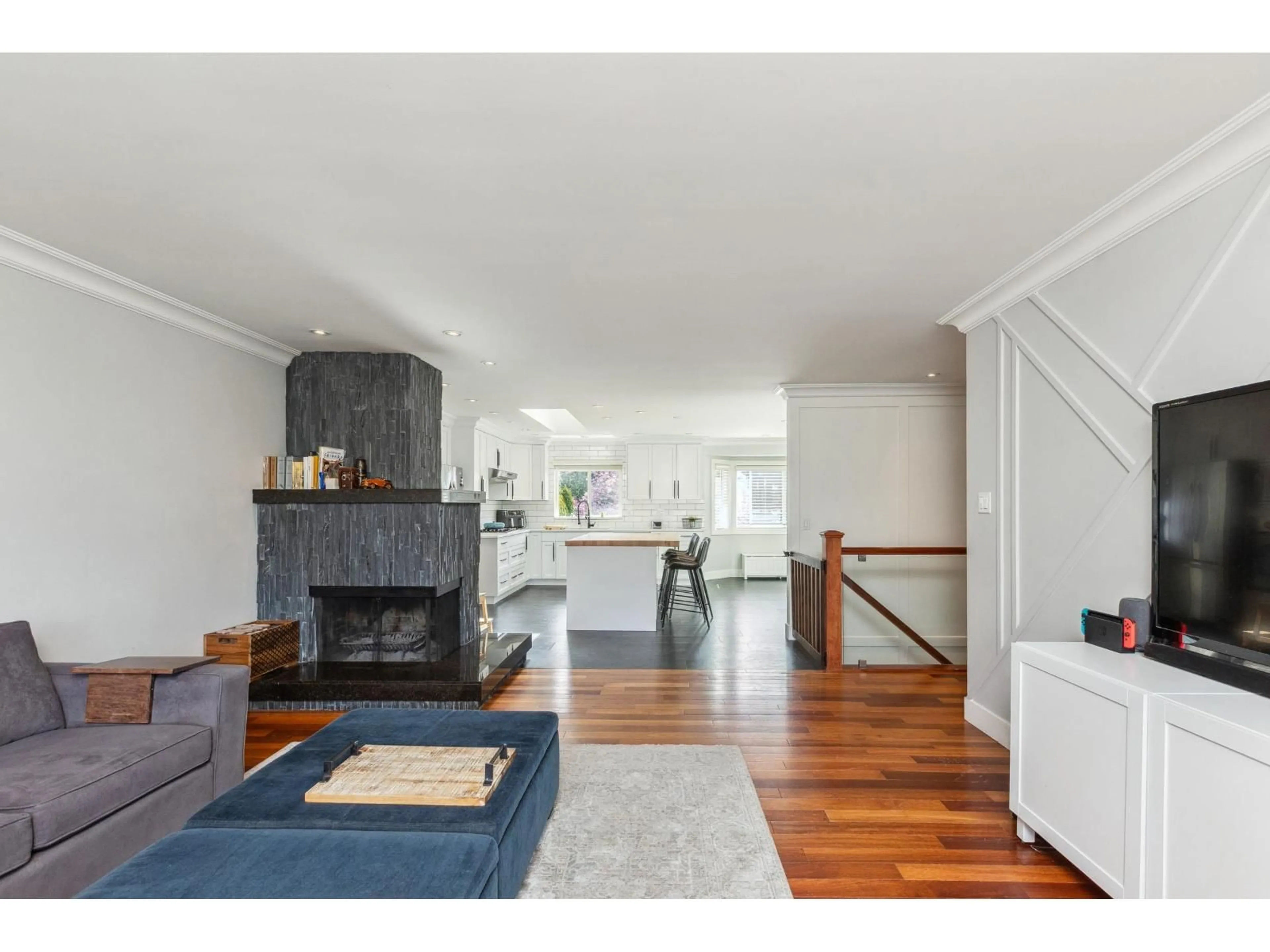 Living room with furniture, wood/laminate floor for 14418 16A AVENUE, Surrey British Columbia V4A5T8