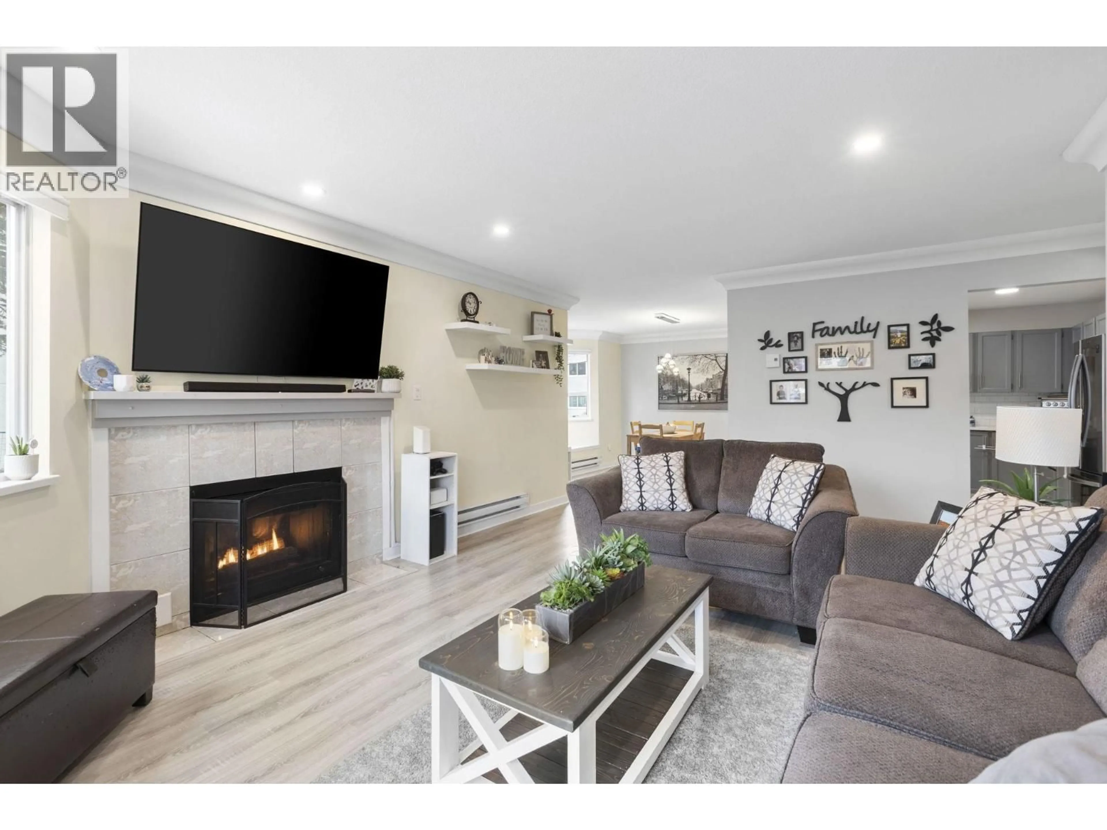 Living room with furniture, wood/laminate floor for 102 - 22222 119 AVENUE, Maple Ridge British Columbia V2X2Y9