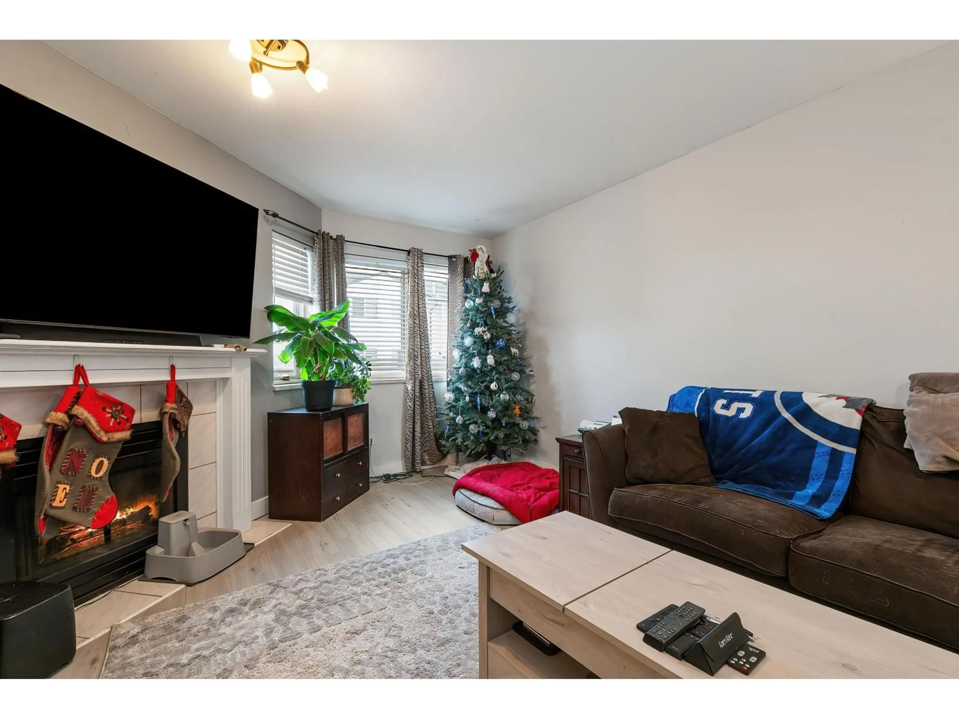 Living room with furniture, wood/laminate floor for 1 - 5950 VEDDER ROAD, Chilliwack British Columbia V2R3P2