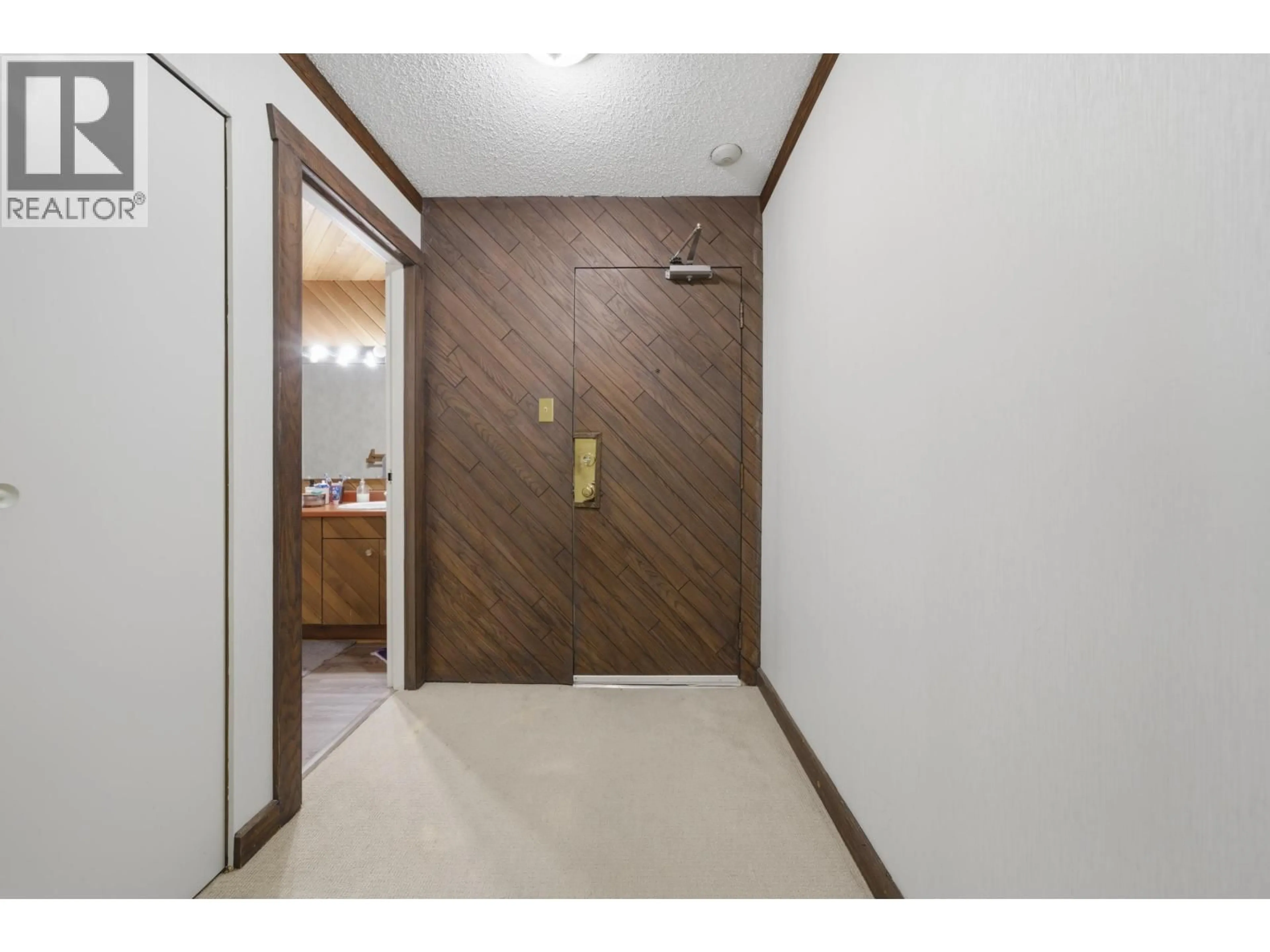 Indoor foyer for 403 - 1340 DUCHESS AVENUE, West Vancouver British Columbia V7T1H6