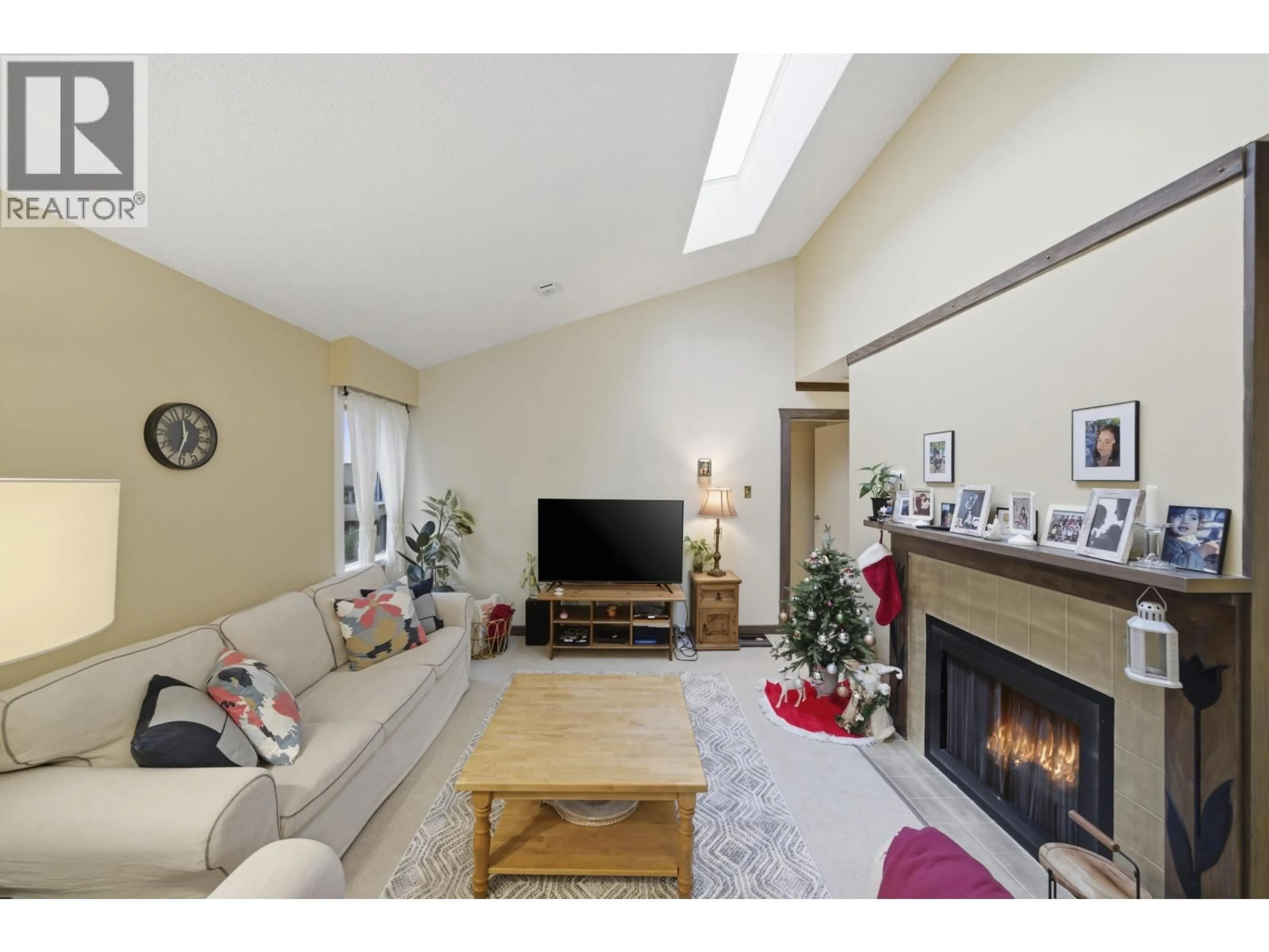 Living room with furniture, unknown for 403 - 1340 DUCHESS AVENUE, West Vancouver British Columbia V7T1H6